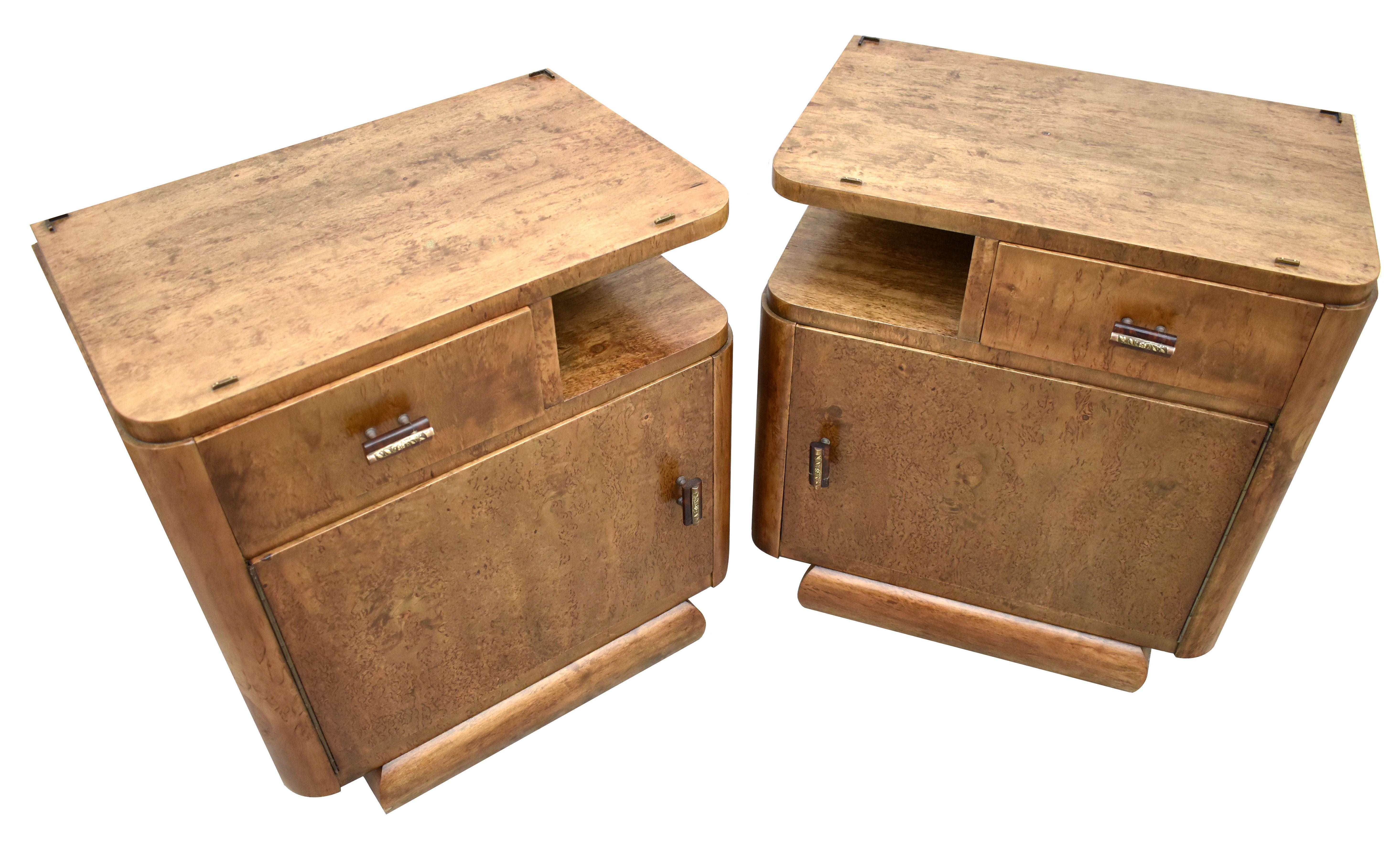 Art Deco Pair of Bedside Cabinets, Nightstands in Burr Elm, c1930 For Sale 1