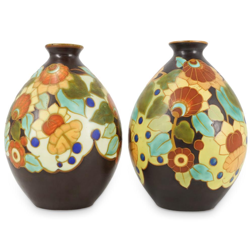 Pärchen von Art Deco BOCH FRERES Keramis Vase.Belgien um 1925.Markiert.1845.

Ein Paar Keramikvasen mit Blumen im Art déco-Stil von Keramis, Belgien, aus glasiertem Steingut mit bunten Blumenmotiven. Auf der Unterseite gestempelt: 