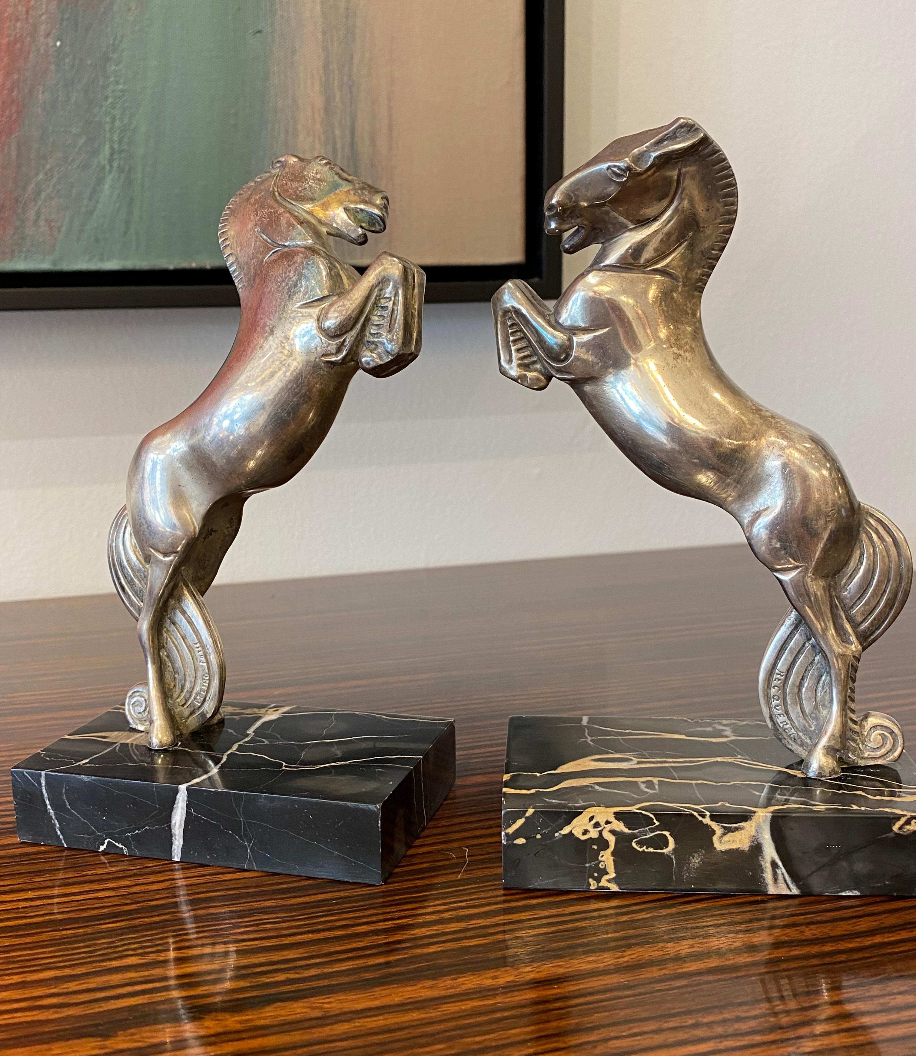 Paire de serre-livres en bronze argenté représentant deux chevaux assis sur un marbre par André Vincent Becquerel
Fabriqué en France
Circa:1930
Signature : Becquerel et Etling-Paris.
