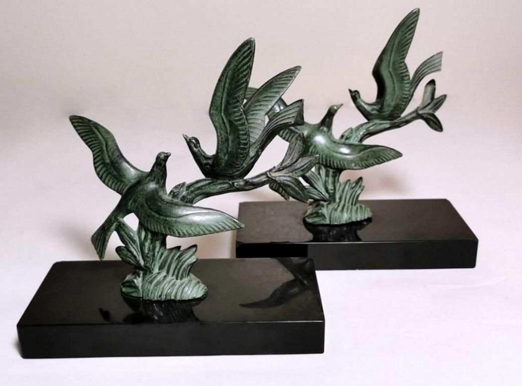 Art Deco Pair of Bookends with Metal Birds and Marble Marquinia, 1925 In Good Condition In Prato, Tuscany