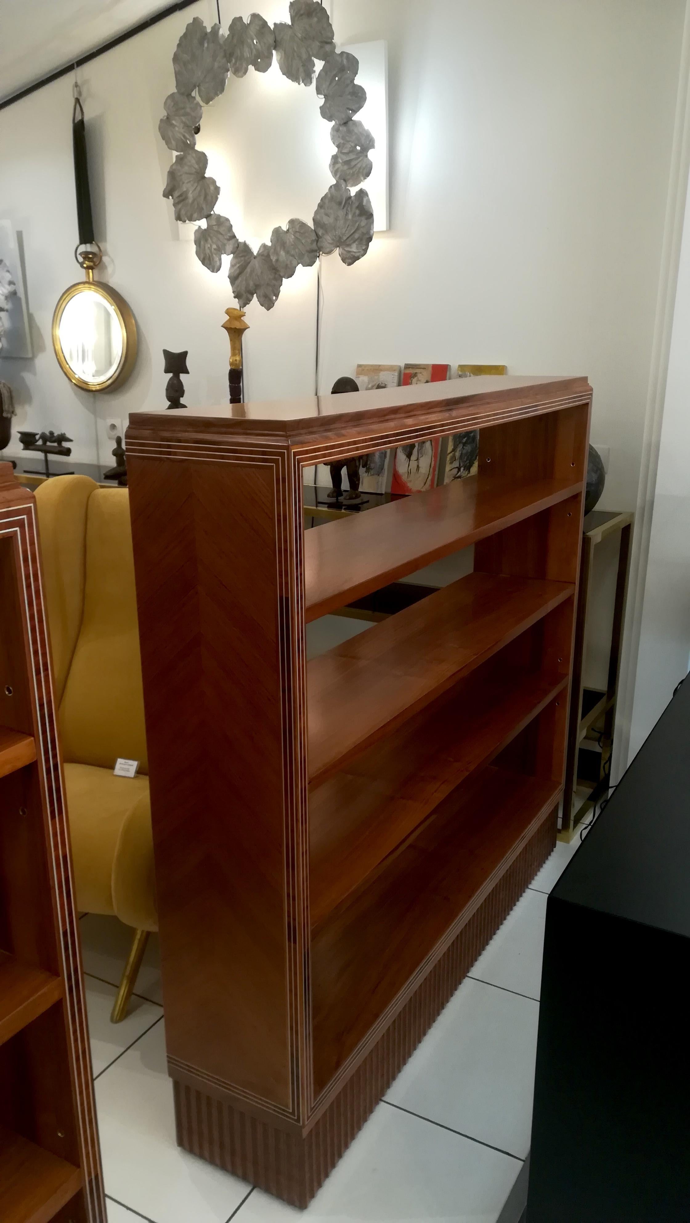 Art Deco pair of bookshelves, circa 1930.
One fix shelf in the middle and two shelves adjustable.
 