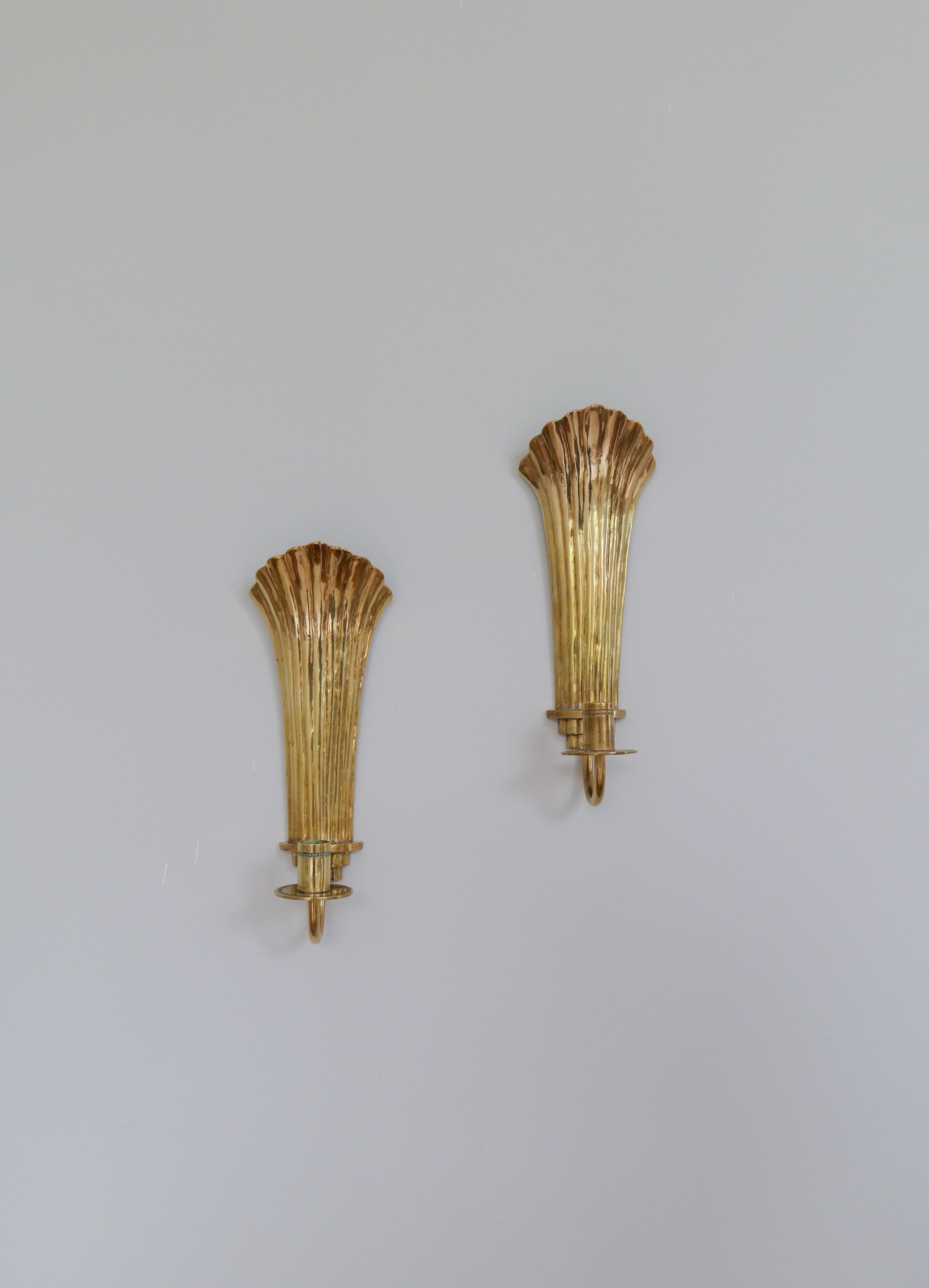 Questi candelabri da parete sono stati scolpiti a mano ad Arvika, in Svezia, negli anni Quaranta. I candelieri sono realizzati in ottone dalla famosa Arvika Holmström, e sono firmati sul retro. La quantità di tempo e di sforzi profusi per la