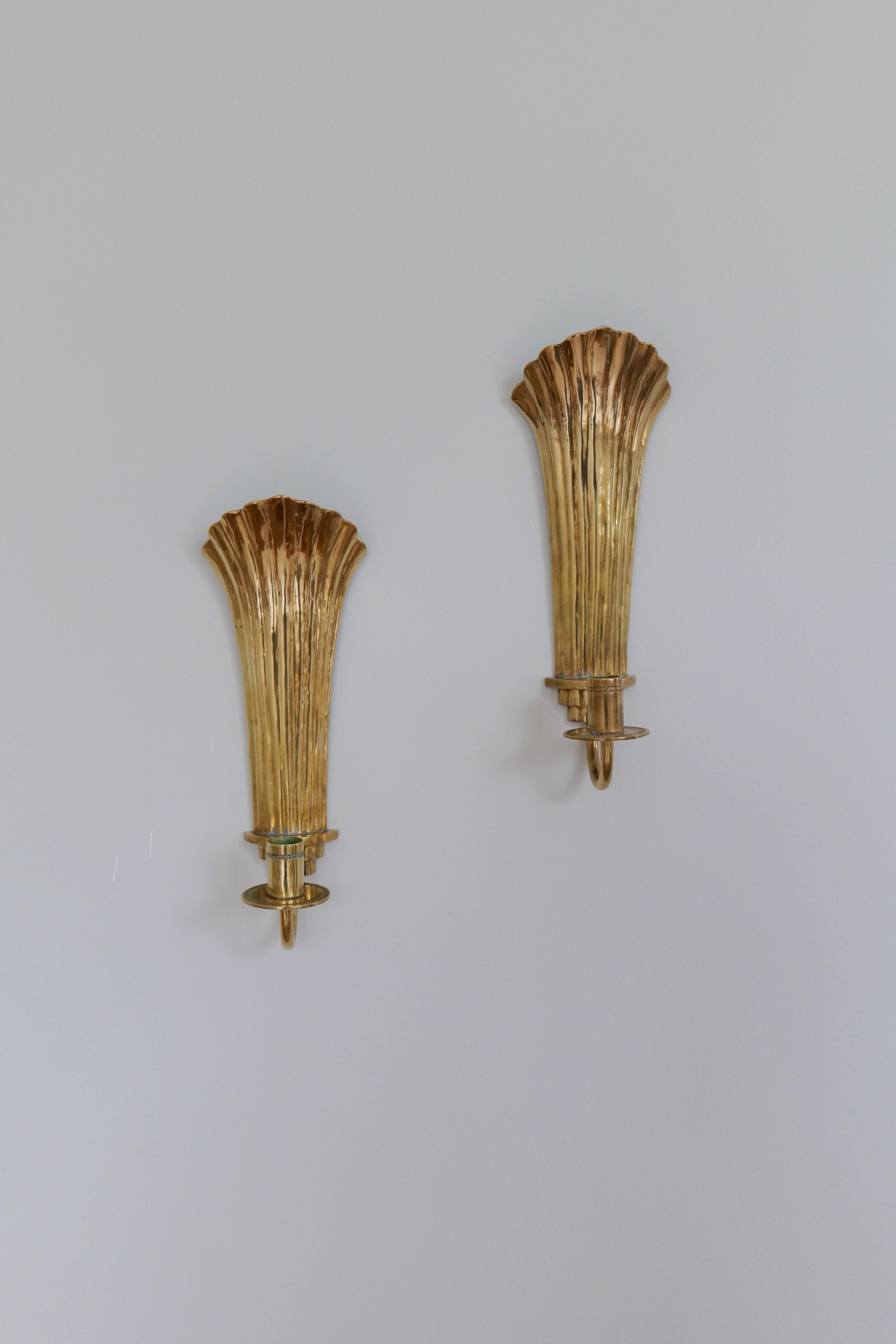 Svedese Coppia di candelieri da parete in ottone Art Déco Holmström, Arvika, Svezia, anni 40 in vendita