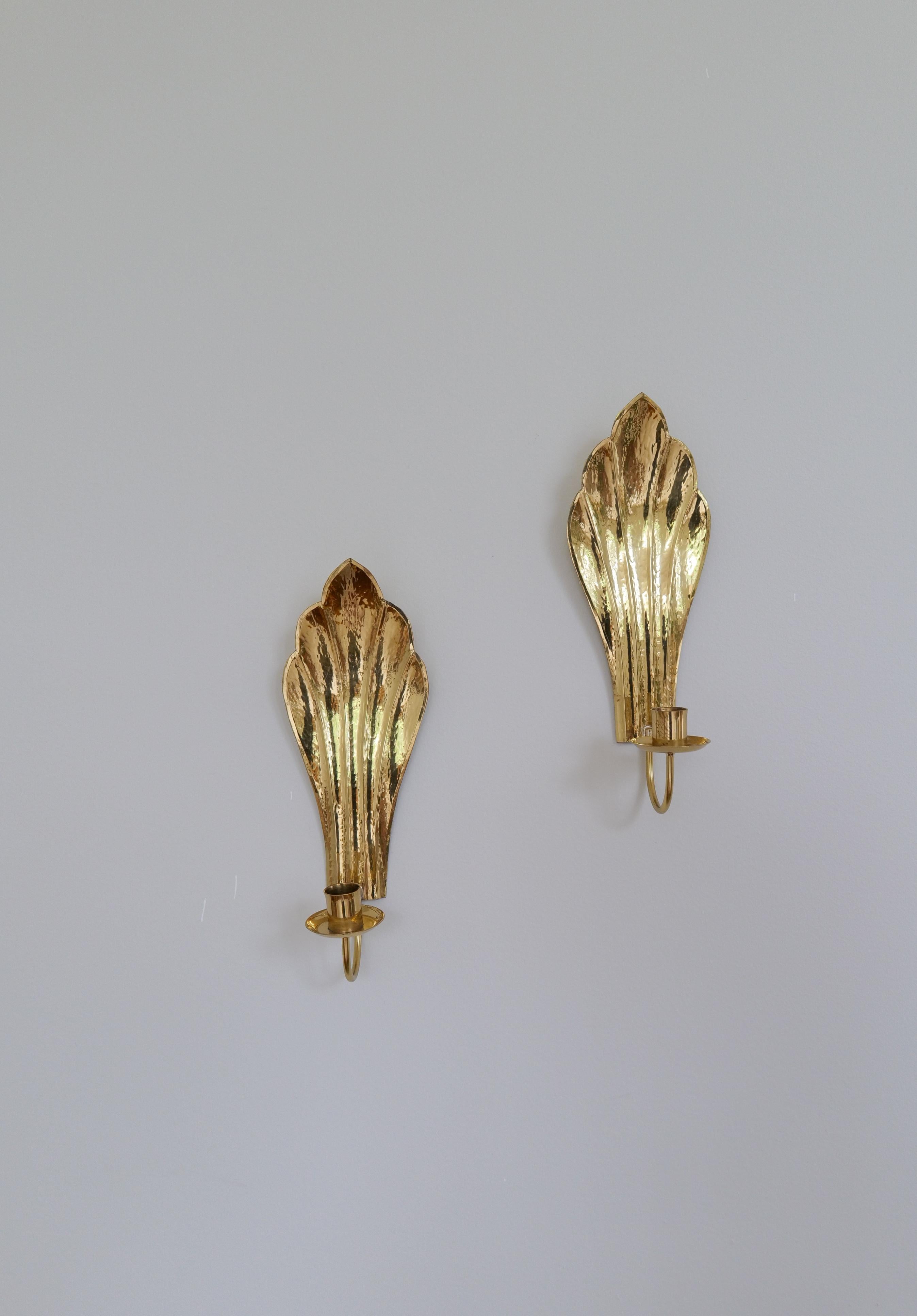 Ces chandeliers muraux ont été sculptés à la main à Arvika, en Suède. Les chandeliers sont fabriqués en laiton par le célèbre Holmström Arvika, ceux-ci sont signés au dos. Le temps et les efforts consacrés à ces chandeliers sont énormes et ajoutent