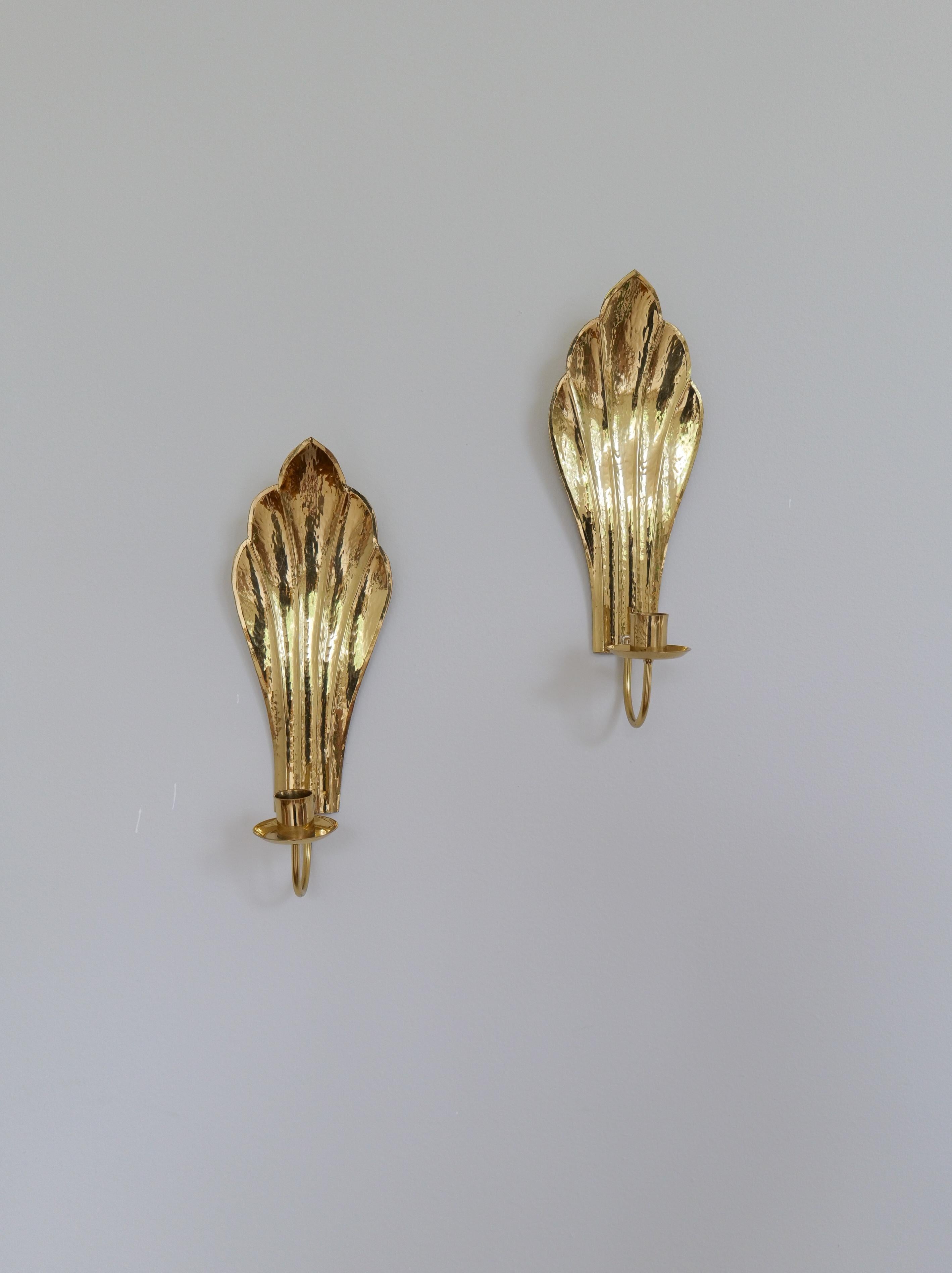 Milieu du XXe siècle Paire de chandeliers muraux Art Deco en laiton Holmström, Arvika, Suède, années 1950 en vente