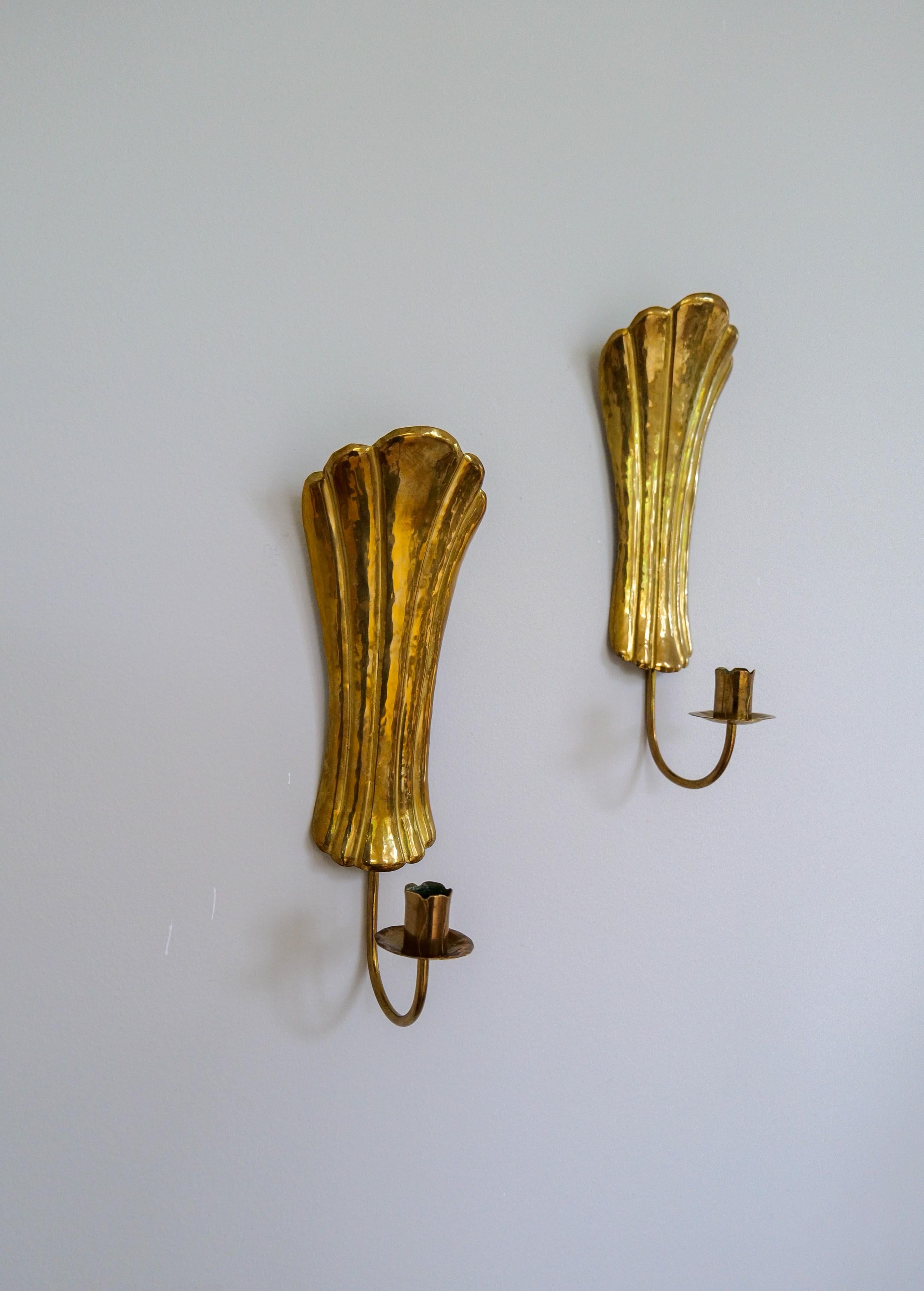 Ces chandeliers muraux ont été sculptés à la main à Arvika, en Suède. Ils ont la même forme que les chandeliers en laiton fabriqués par le célèbre Holmström Arvika. Ceux-ci portent l'initiale de G.N. Le temps et les efforts consacrés à ces