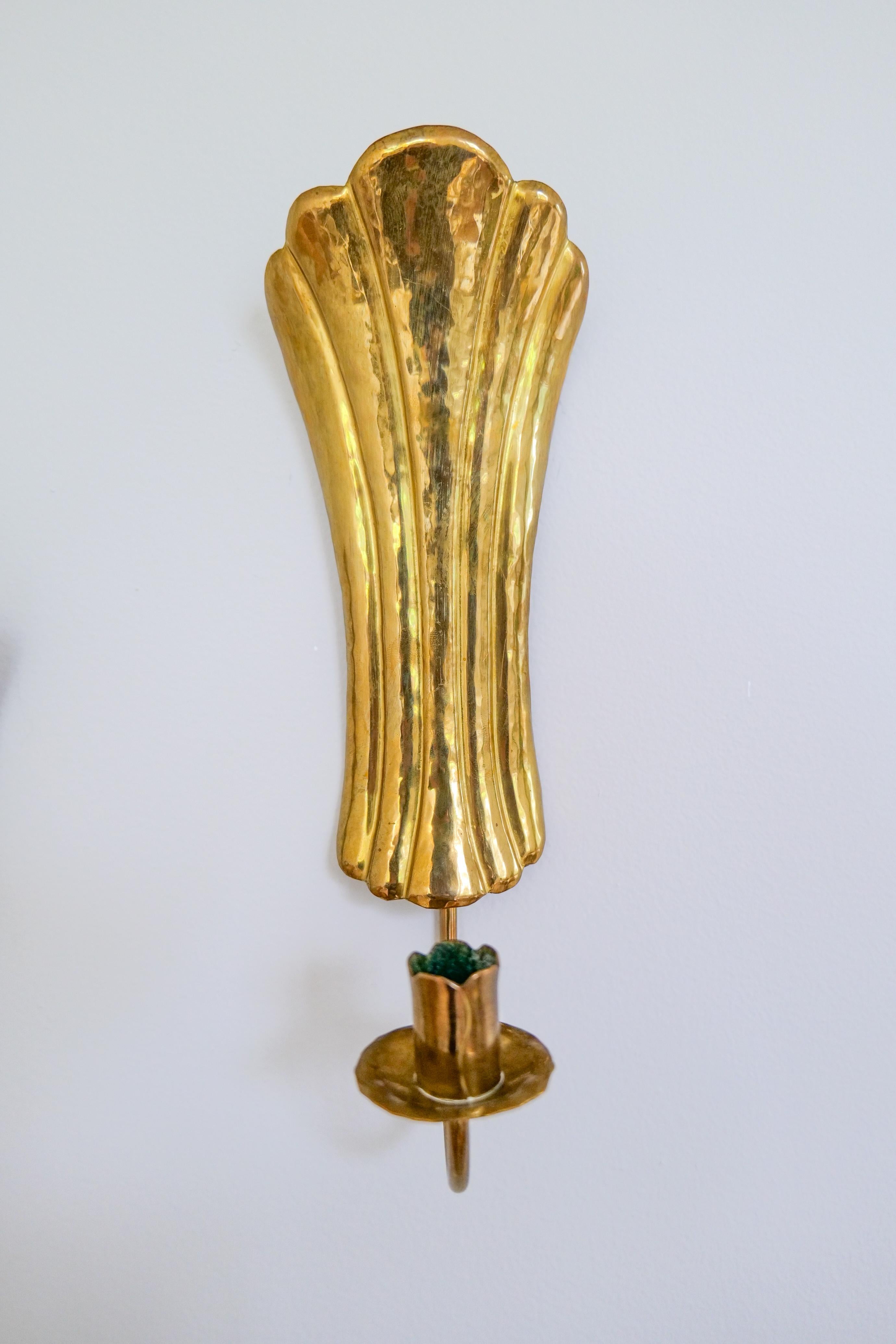 Milieu du XXe siècle Paire de chandeliers muraux Art Deco en laiton, Suède, années 1950 en vente
