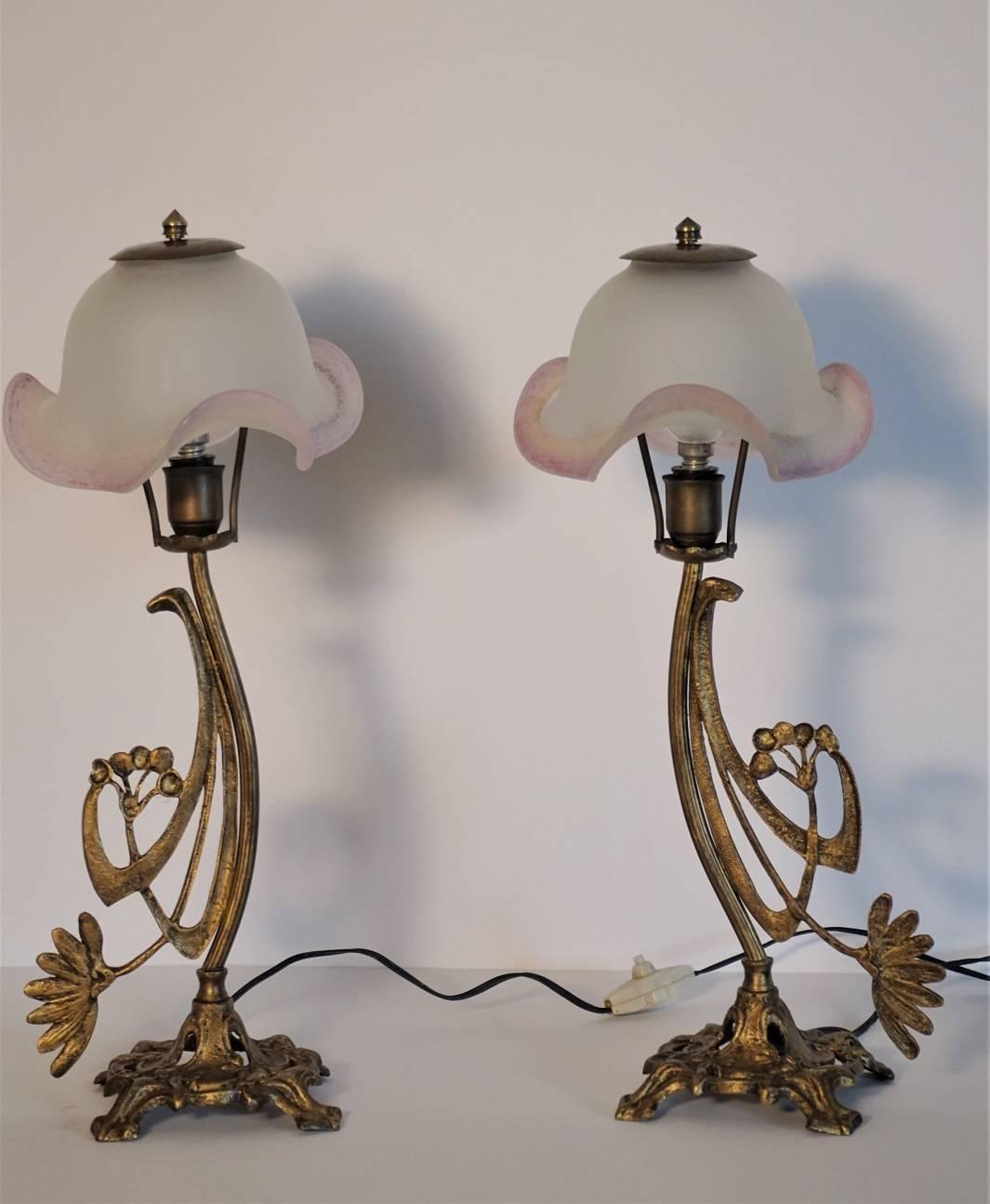 A lovely pair of Art Deco bronze table lamps decorated with floral motifs, art glass shades in Tulip form, circa 1930.
Each lamp with one E14 bulb socket.
Measure: Height 17 in (43 cm)
Diameter 6.50 in (16 cm).
 