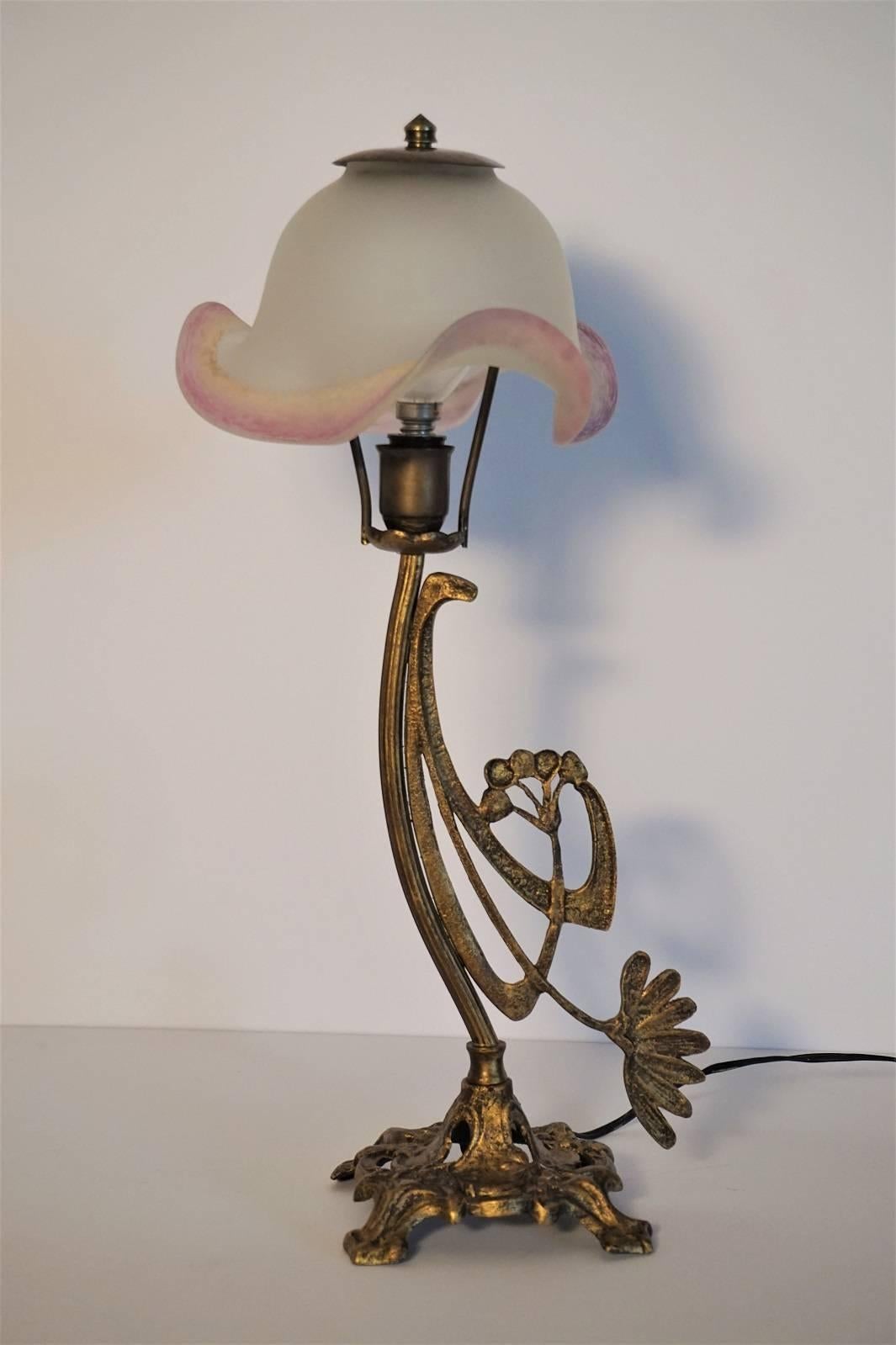 20ième siècle Paire de lampes de table Art Déco en bronze avec abat-jour en verre d'art en vente