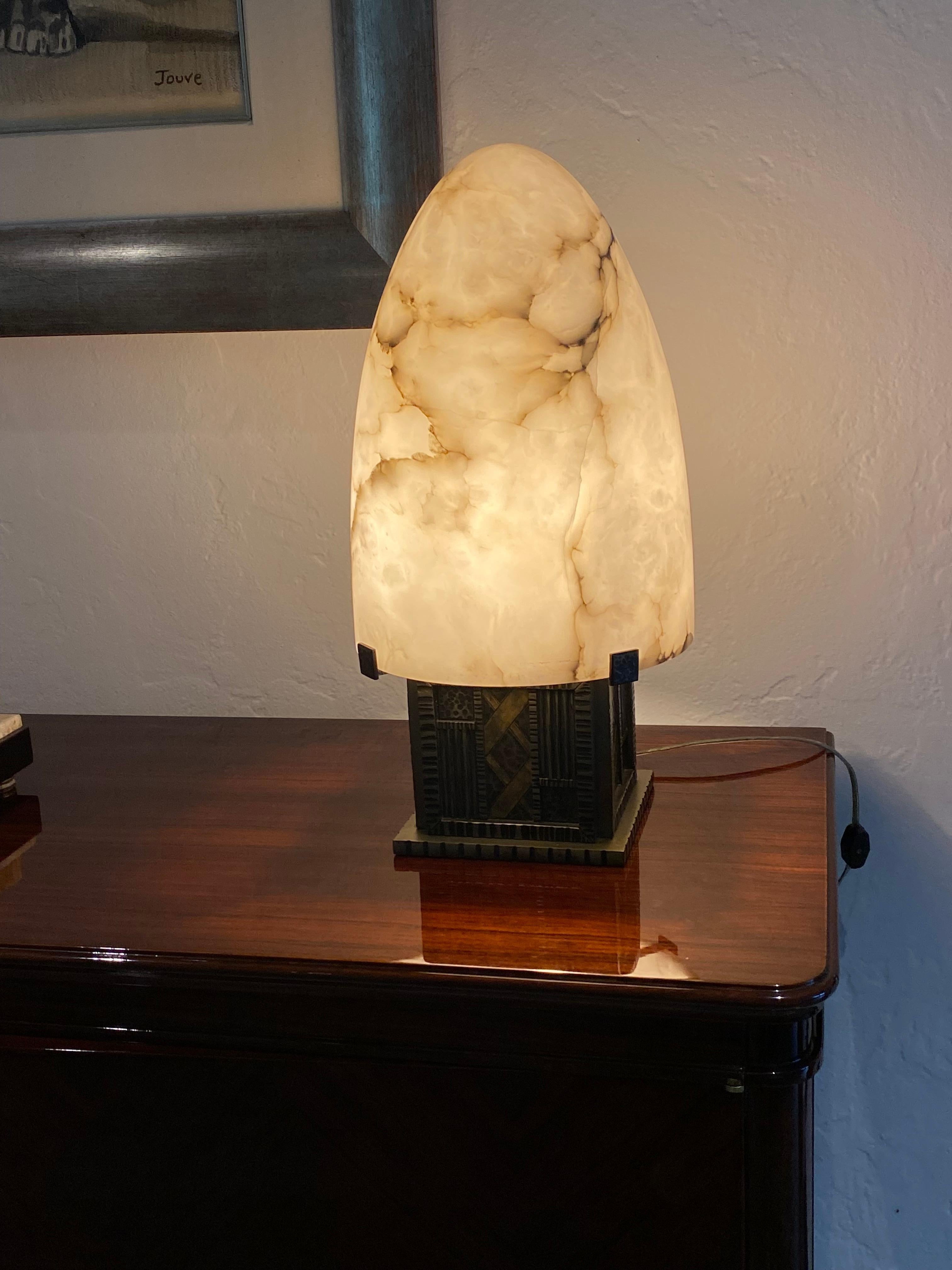 Ein prächtiges Paar Art-Déco-Lampen in Kugelform des französischen Schmieds Michel Zadounaisky.
Hergestellt in Frankreich
Um: 1930
Im Sockel signiert.