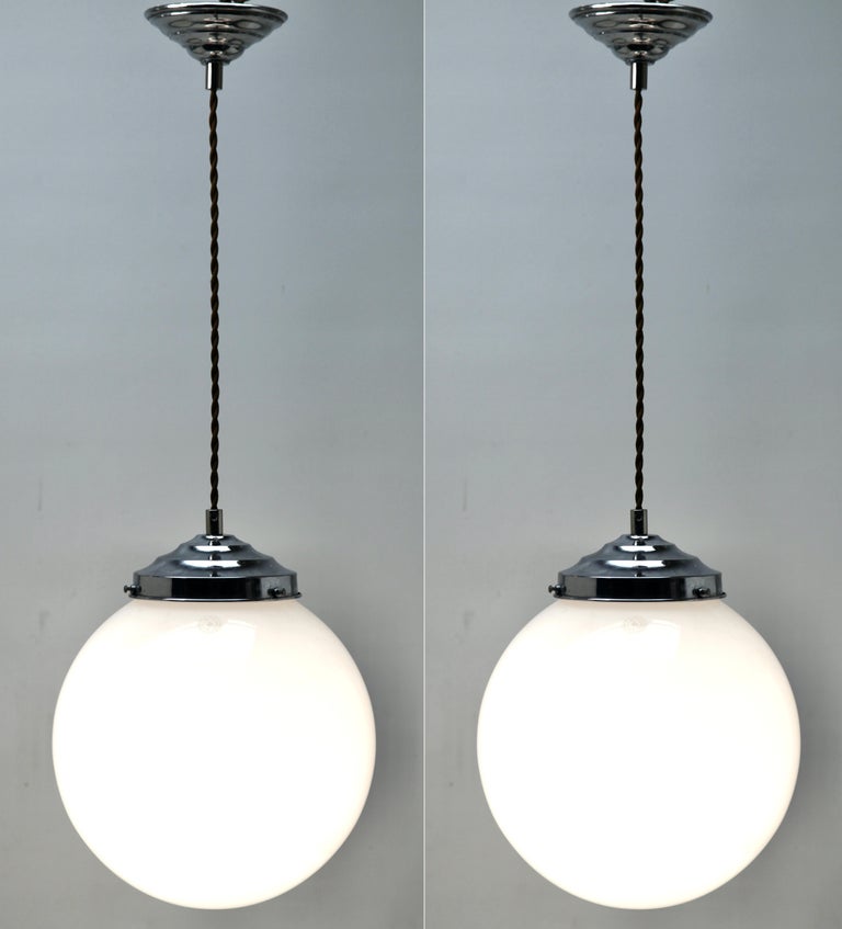 Art Deco Pair of ceiling lamps Val Saint-Lambert

Photography fails to capture the simple elegant illumination provided by this lamp.

Fitting messing pendant ceiling light with screw fixing to hold a stylish Belgian Art Deco lampshade. Good