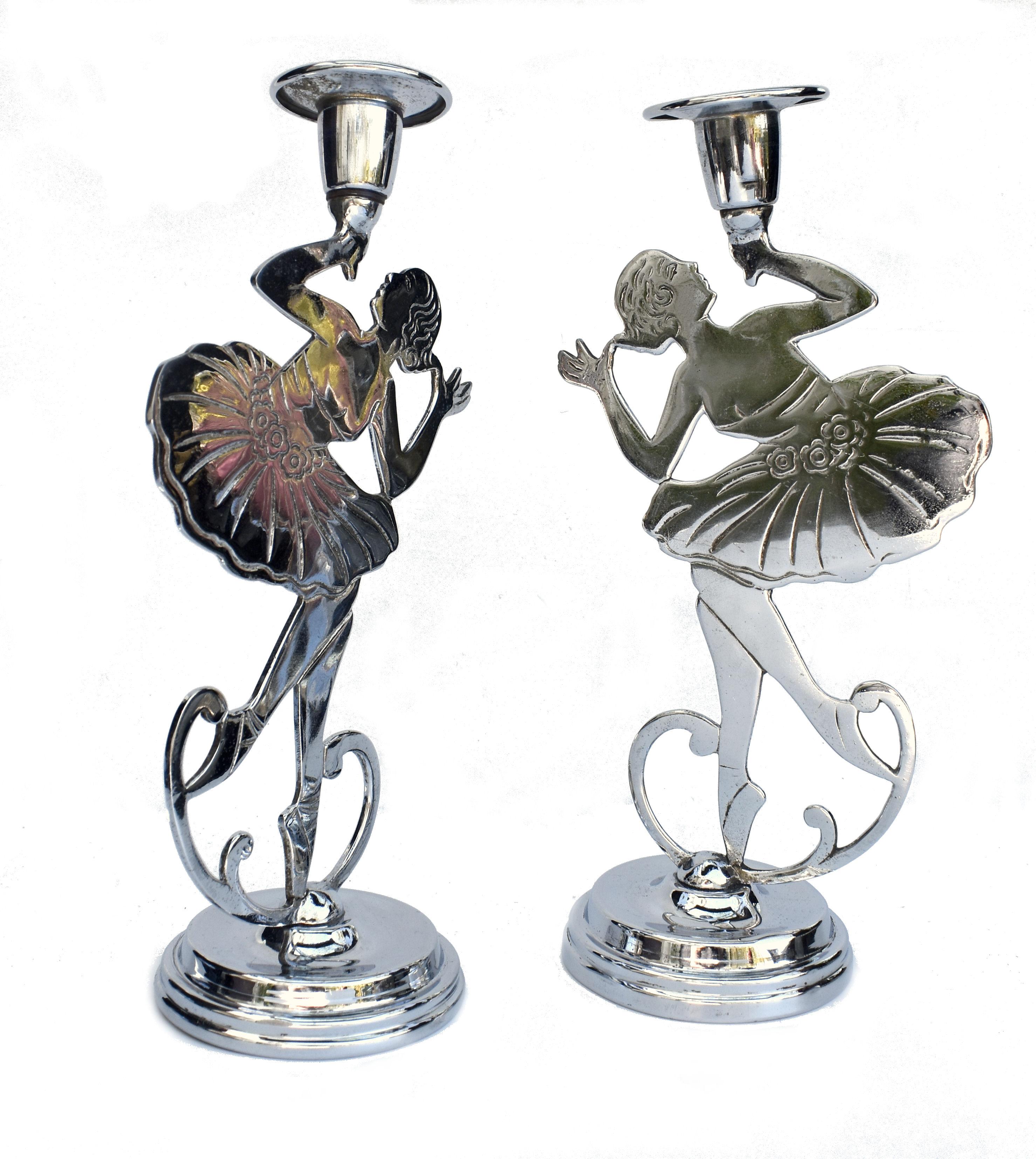 Paar verchromte, tanzende Damen-Kerzenständer im Art déco-Stil, englisch, um 1930 (Englisch) im Angebot