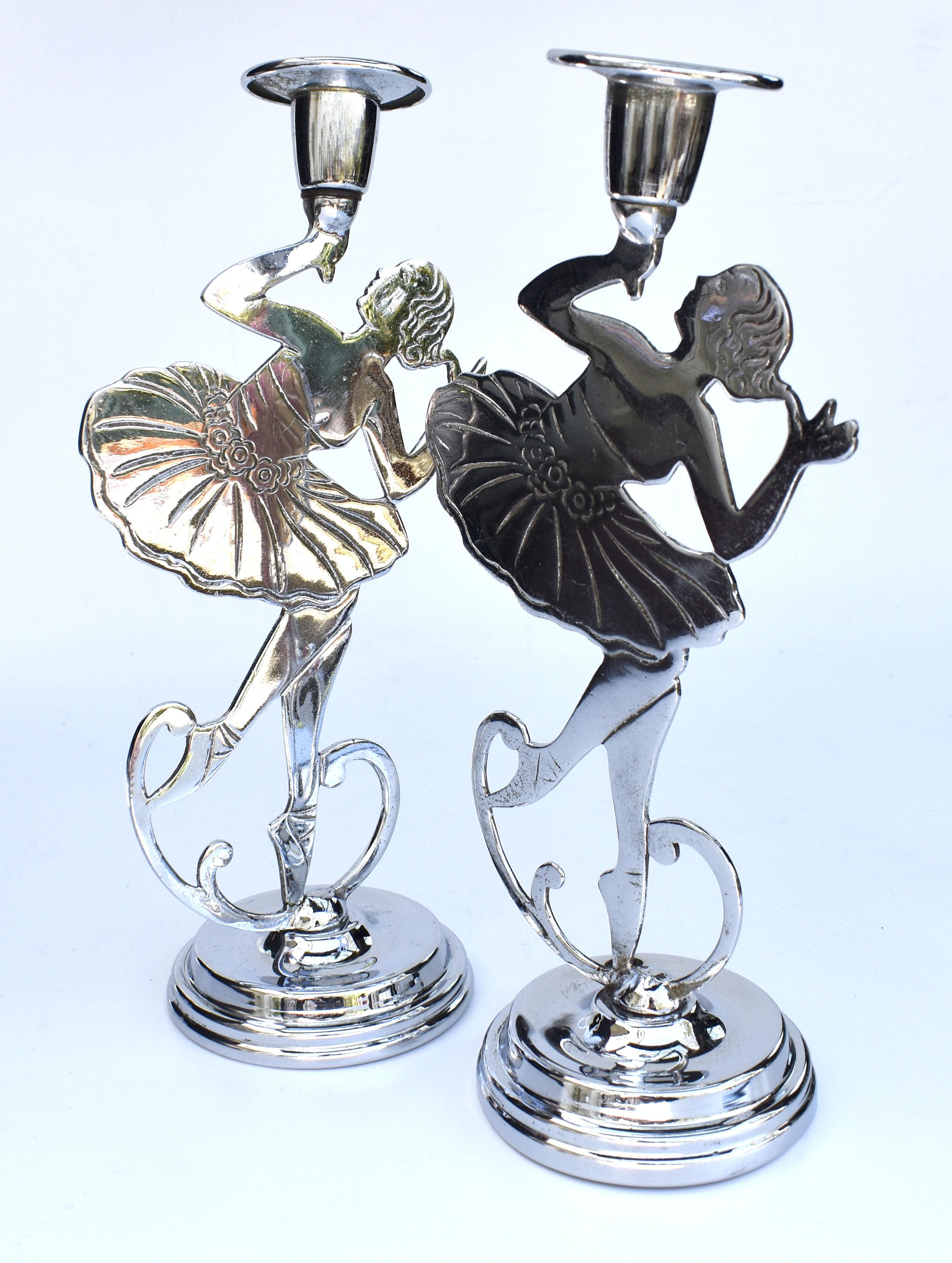 Paar verchromte, tanzende Damen-Kerzenständer im Art déco-Stil, englisch, um 1930 (Messing) im Angebot