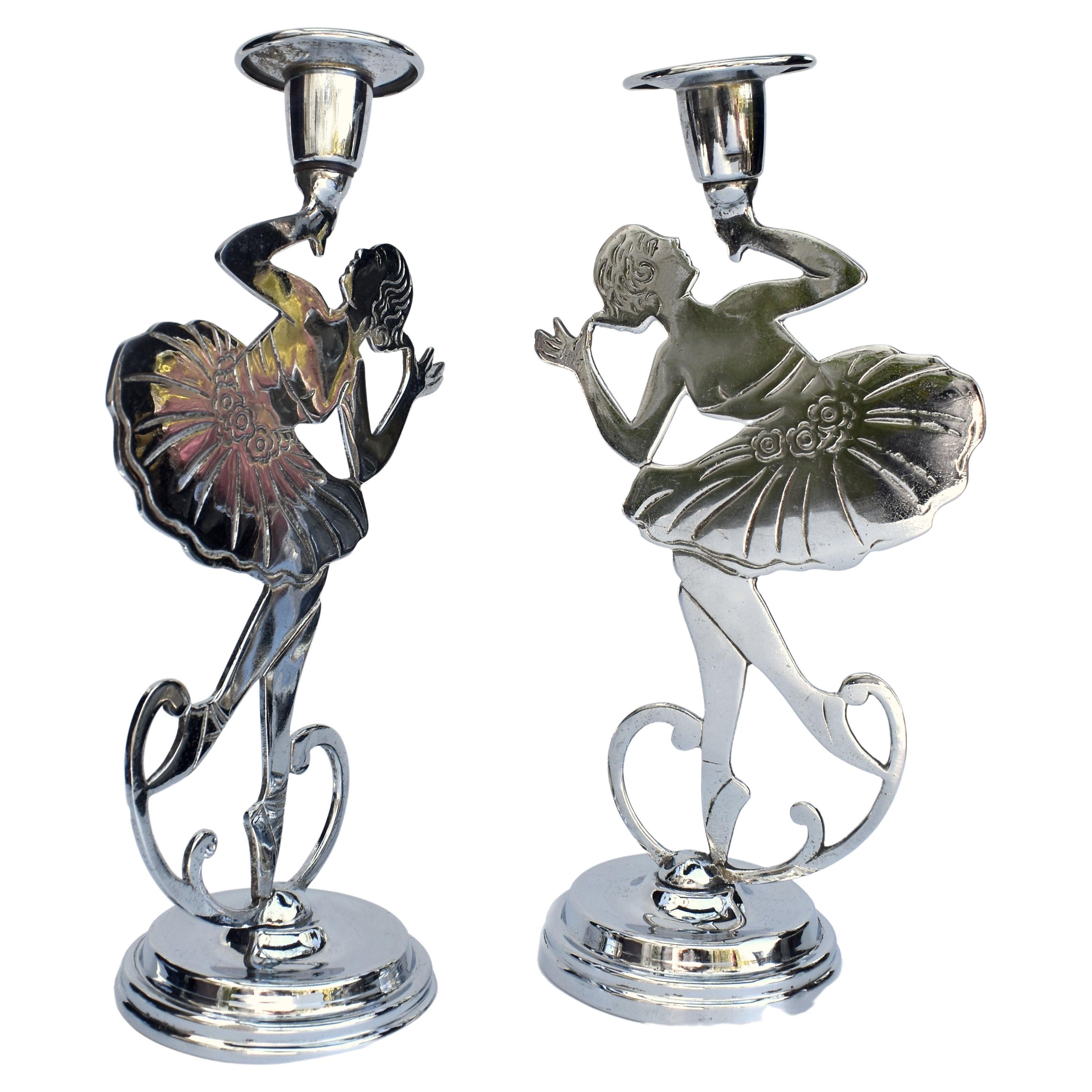 Paar verchromte, tanzende Damen-Kerzenständer im Art déco-Stil, englisch, um 1930 im Angebot