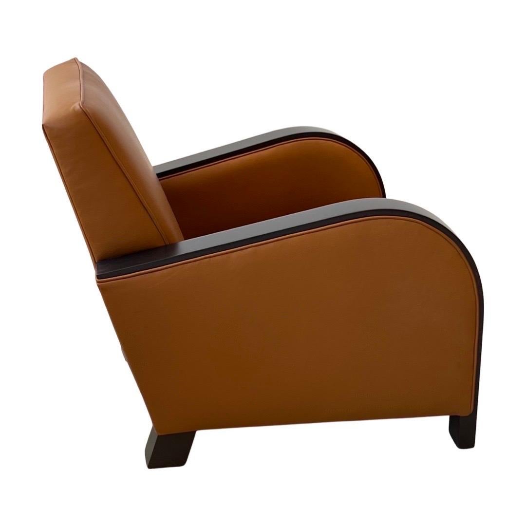 Une paire de fauteuils club Art Déco en bois teinté Ebony, tapissés de cuir Saddle Brown.
Fabriqué en France.
Circa : 1935.