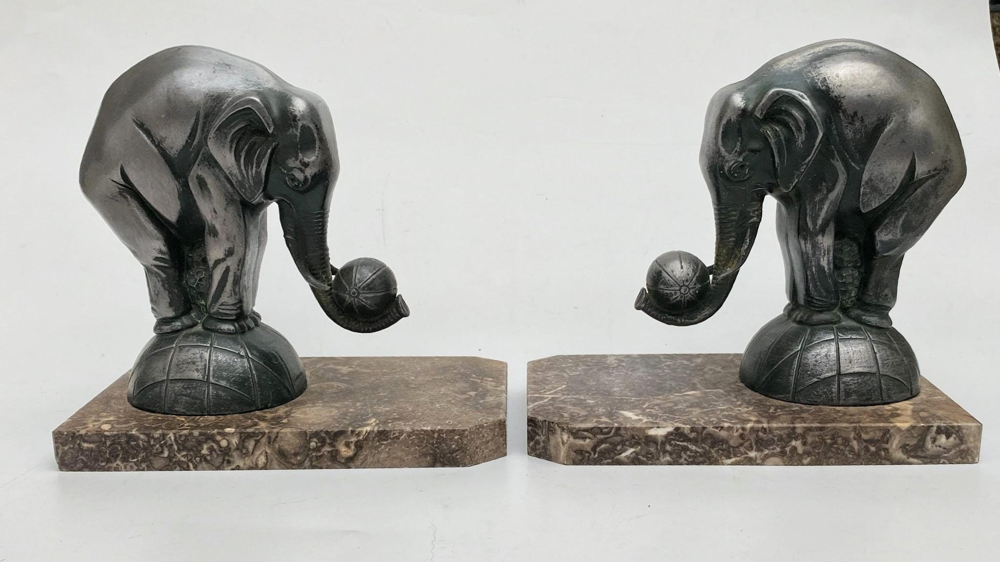 Paire de serre-livres éléphants Art Déco, français, C1930 en vente 3