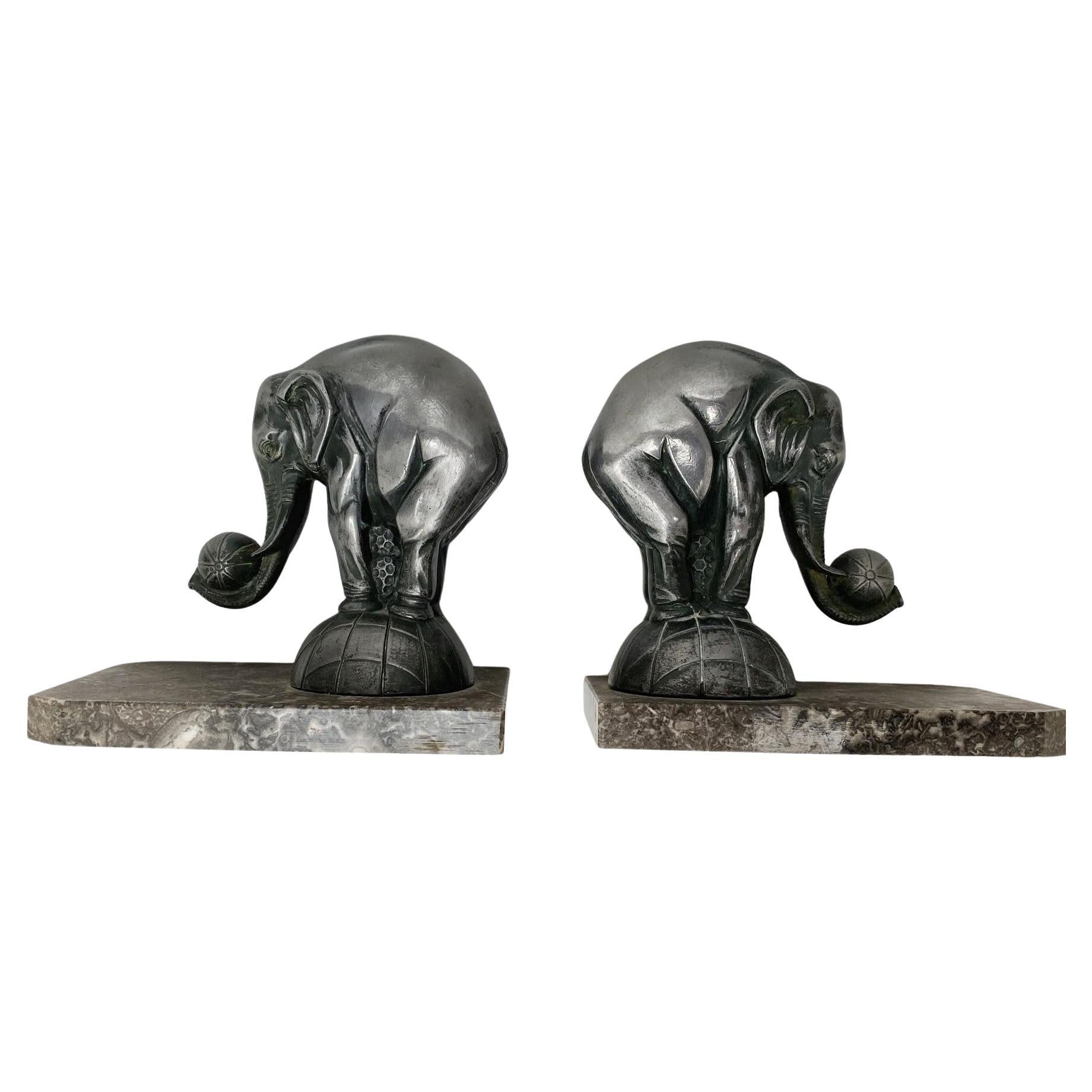 Très élégante et rare paire de serre-livres Art Déco assortis. Il s'agit d'une grande découverte et d'un état exceptionnel. Originaires de France et datant des années 1930, ces deux objets reposent sur des bases en marbre et représentent des