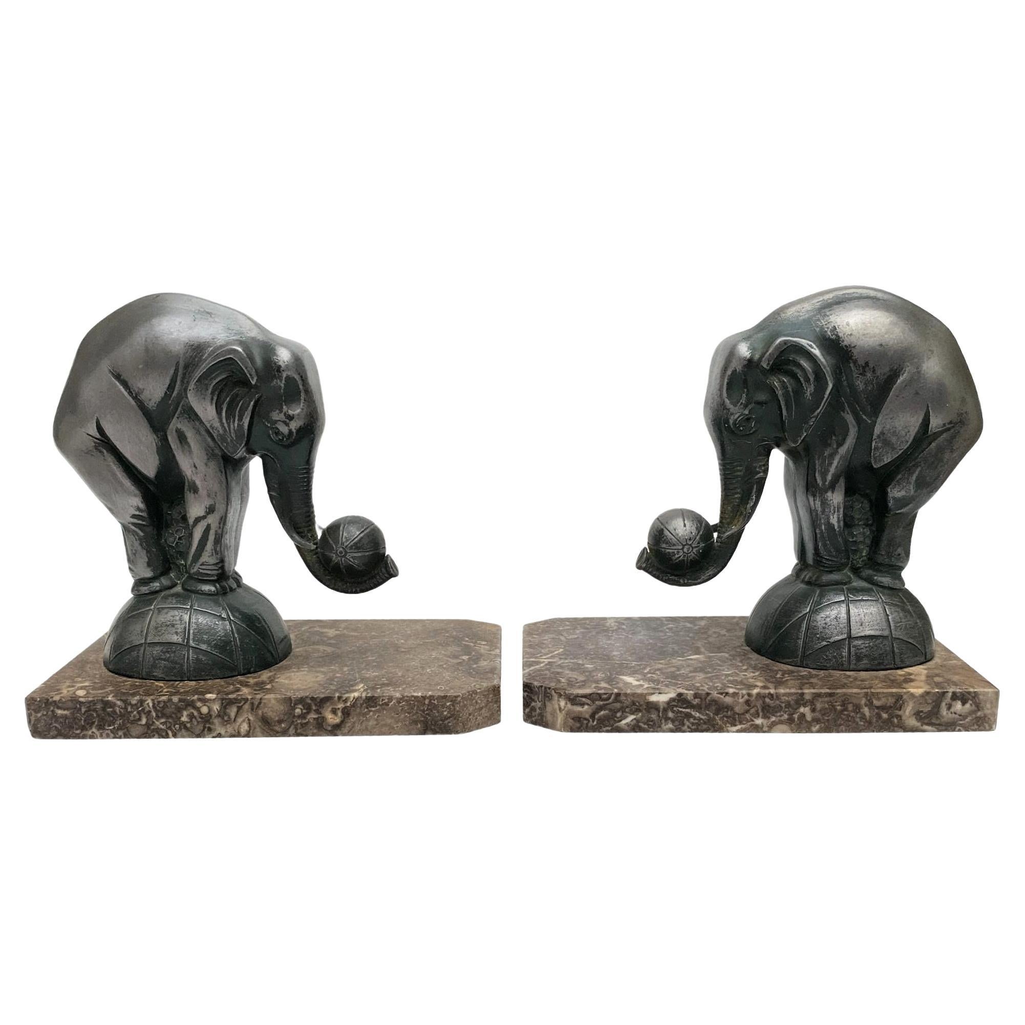 Zinc brut Paire de serre-livres éléphants Art Déco, français, C1930 en vente