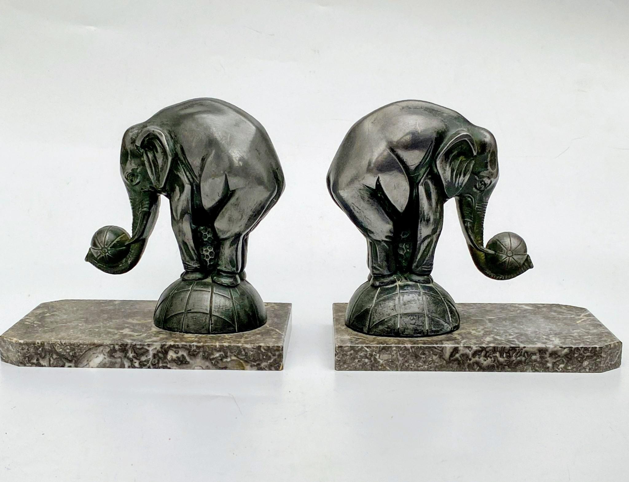 Paire de serre-livres éléphants Art Déco, français, C1930 en vente 1