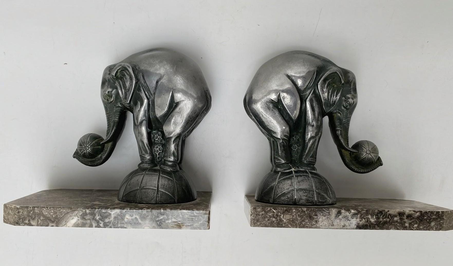 Paire de serre-livres éléphants Art Déco, français, C1930 en vente 2