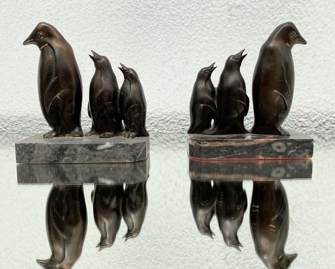 XX secolo Coppia di reggilibri Pinguino di famiglia in stile Art Deco, Francia, 1930 in vendita