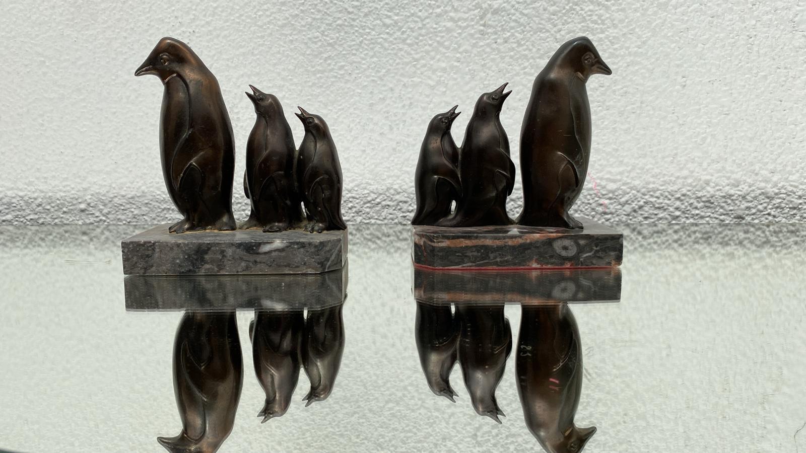 Zinco commerciale Coppia di reggilibri Pinguino di famiglia in stile Art Deco, Francia, 1930 in vendita