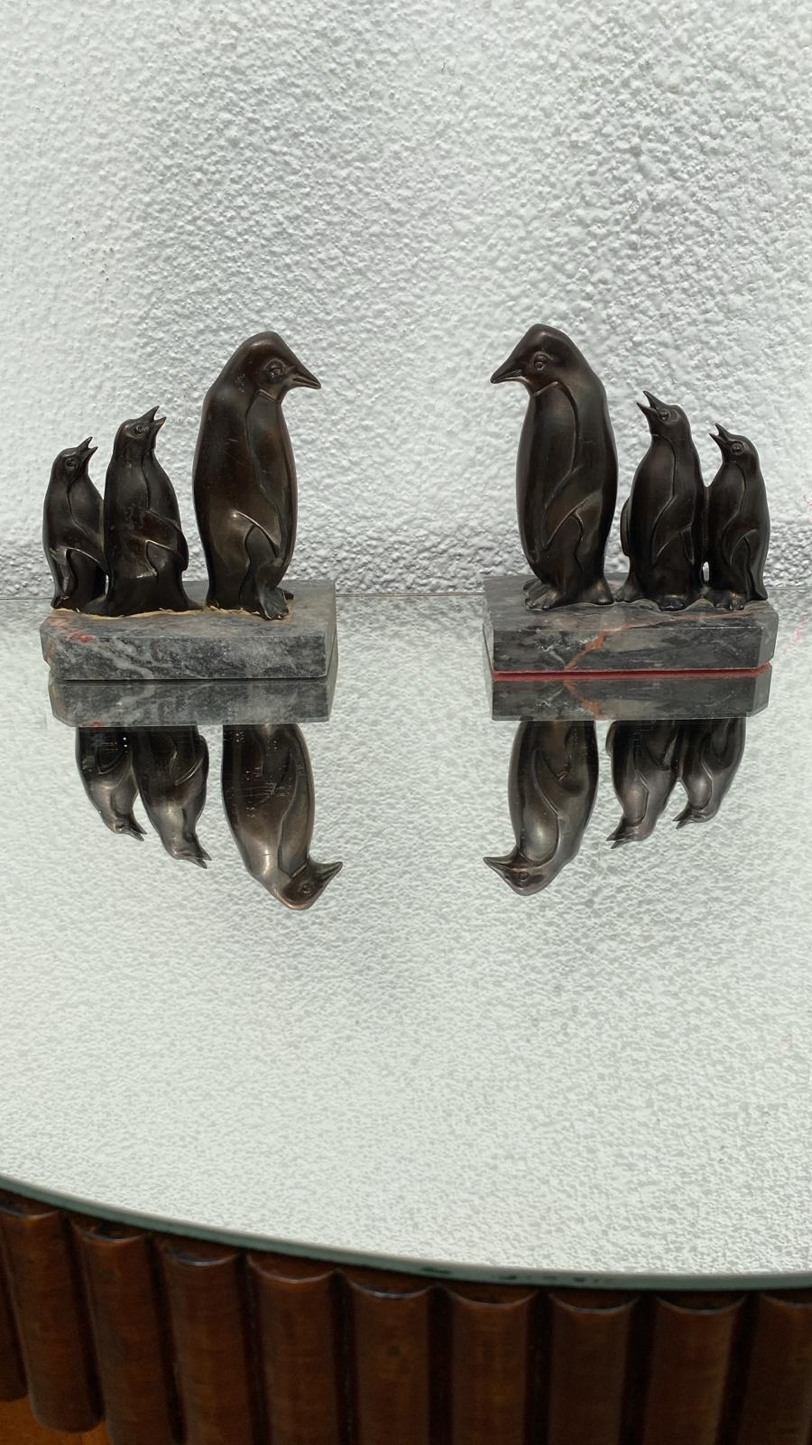 Coppia di reggilibri Pinguino di famiglia in stile Art Deco, Francia, 1930 in vendita 2