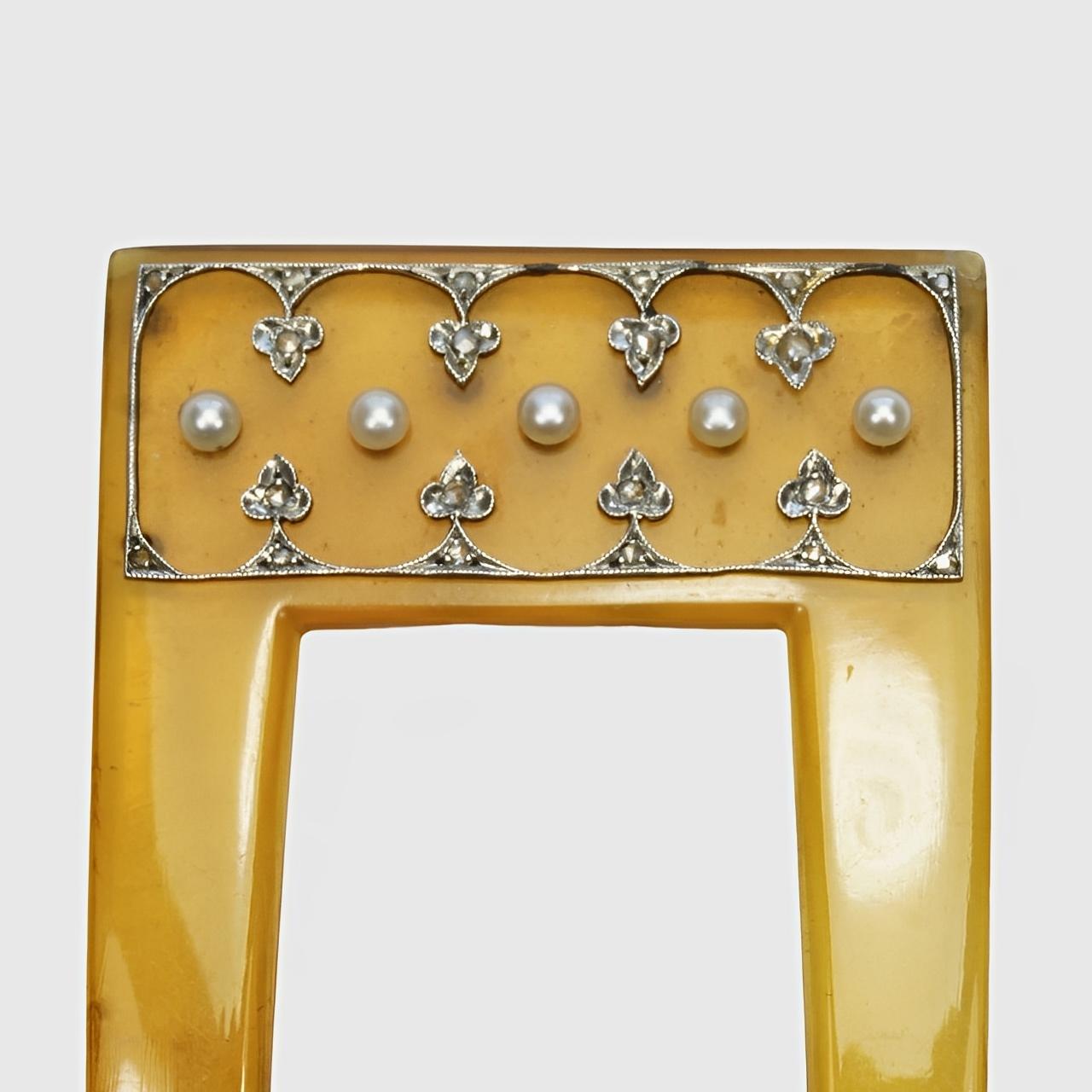 Wonderful pair of Art Deco faux tortoiseshell two prong hair combs with silver plated, faux pearl and rhinestone decoration.

Measuring length 12.2 cm / 4.8 inches by width 4.2 cm / 1.65 inches. 

These are beautiful Art Deco hair combs, treasures