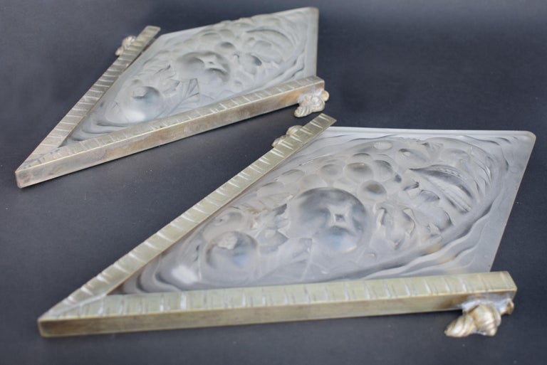 Art Deco Pair of French Bronze and Glass Wall Lights, circa 1930 For Sale 6