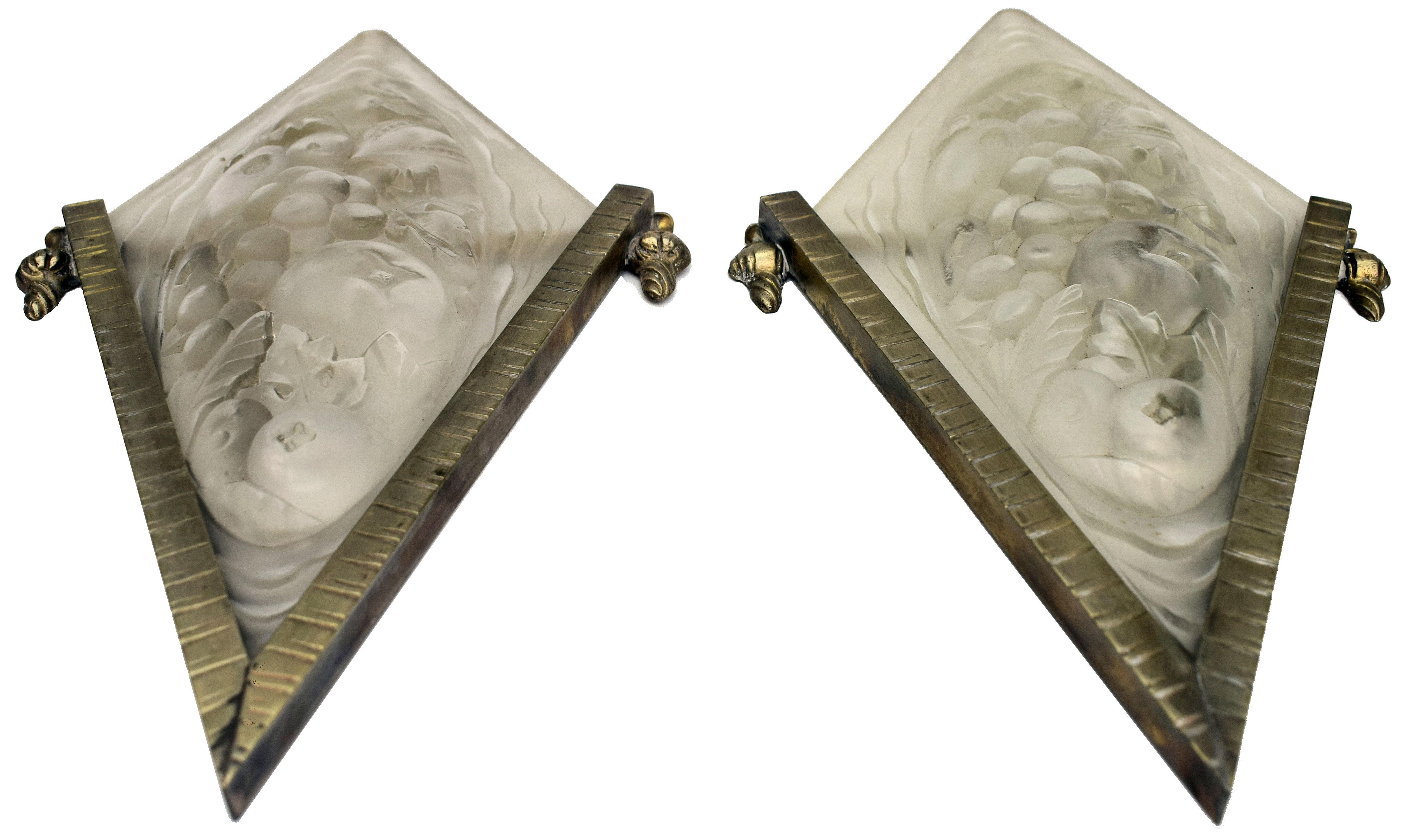 Art Deco Pair of French Bronze and Glass Wall Lights, circa 1930 1