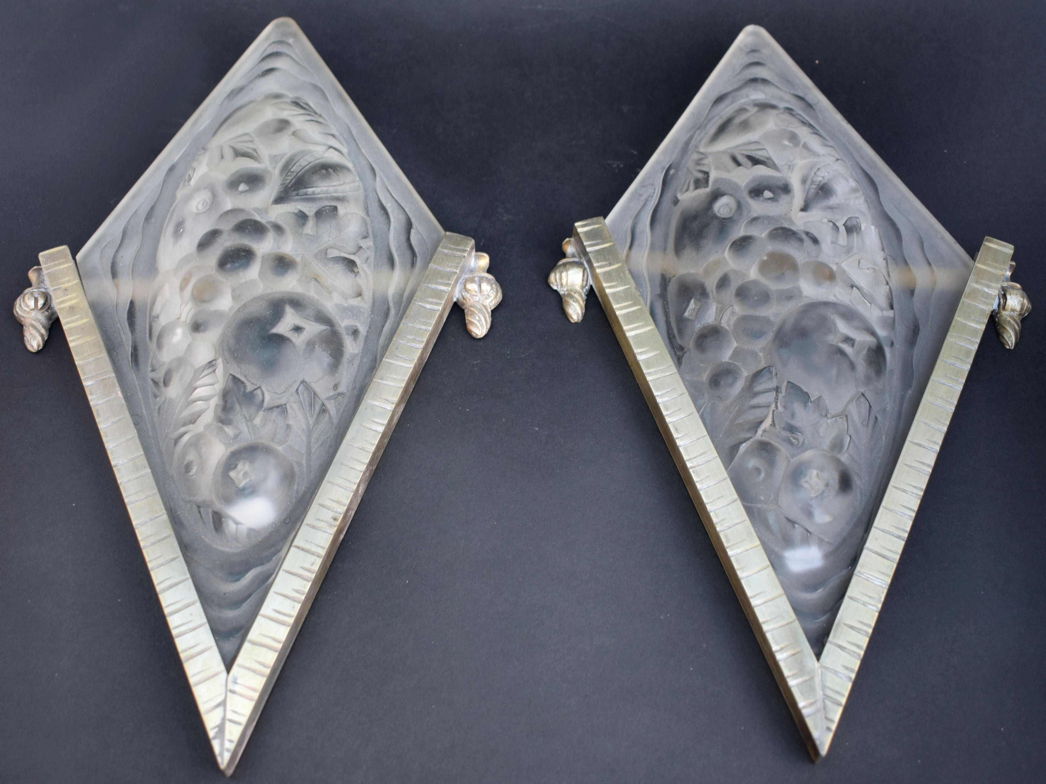 Art Deco Pair of French Bronze and Glass Wall Lights, circa 1930 3