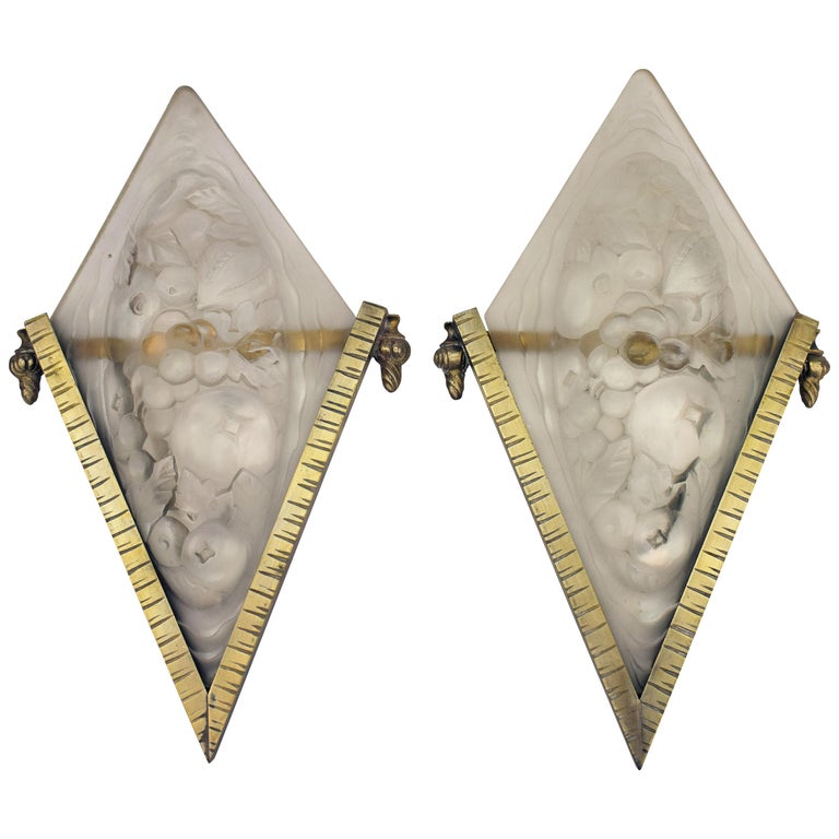 Art Deco Pair of French Bronze and Glass Wall Lights, circa 1930 For Sale