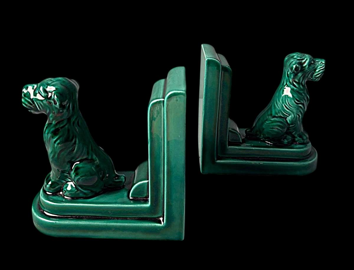 Art Deco Paar französische keramische Buchstützen im Saint Clément Stil (Art déco) im Angebot