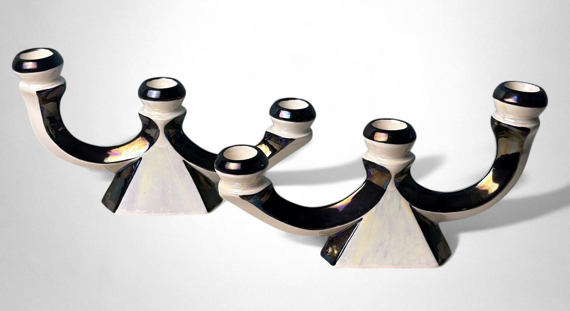 Francese Coppia di portacandele in ceramica francese Art Déco con finitura a lustro iridescente in vendita