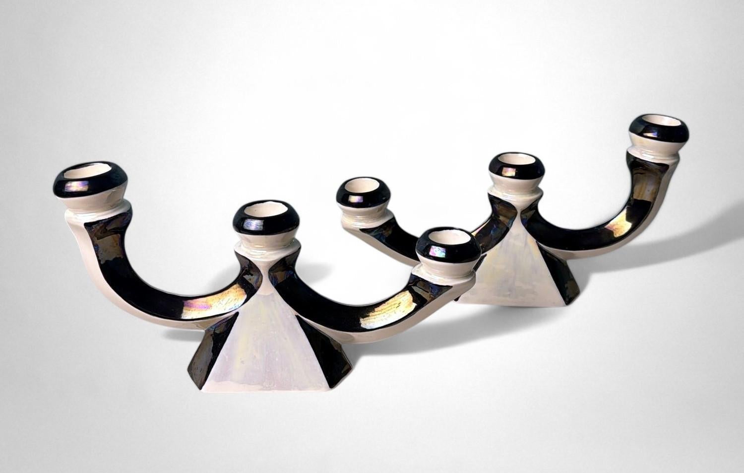 Smaltato Coppia di portacandele in ceramica francese Art Déco con finitura a lustro iridescente in vendita