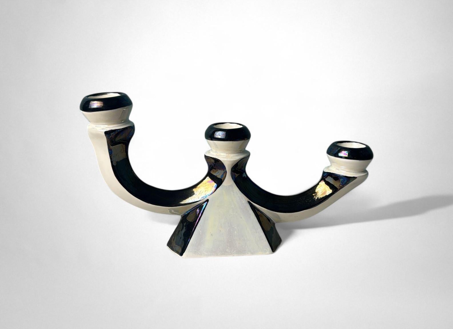 Ceramica Coppia di portacandele in ceramica francese Art Déco con finitura a lustro iridescente in vendita