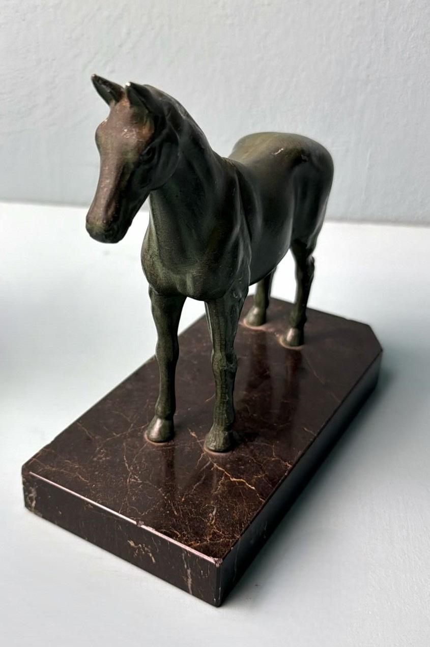 Art Déco - Paire de serre-livres en fer forgé à cheval sur socle en marbre Marquinia 2