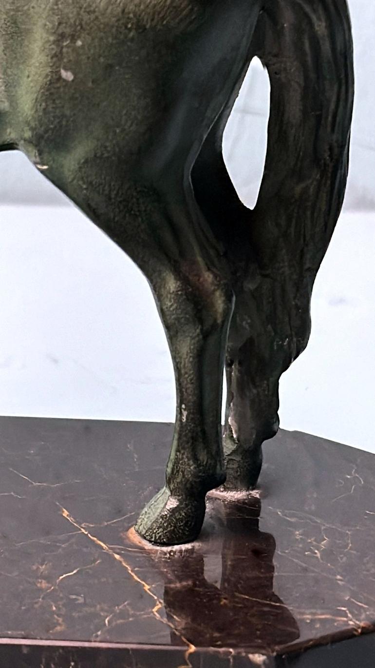 Art Déco - Paire de serre-livres en fer forgé à cheval sur socle en marbre Marquinia 3