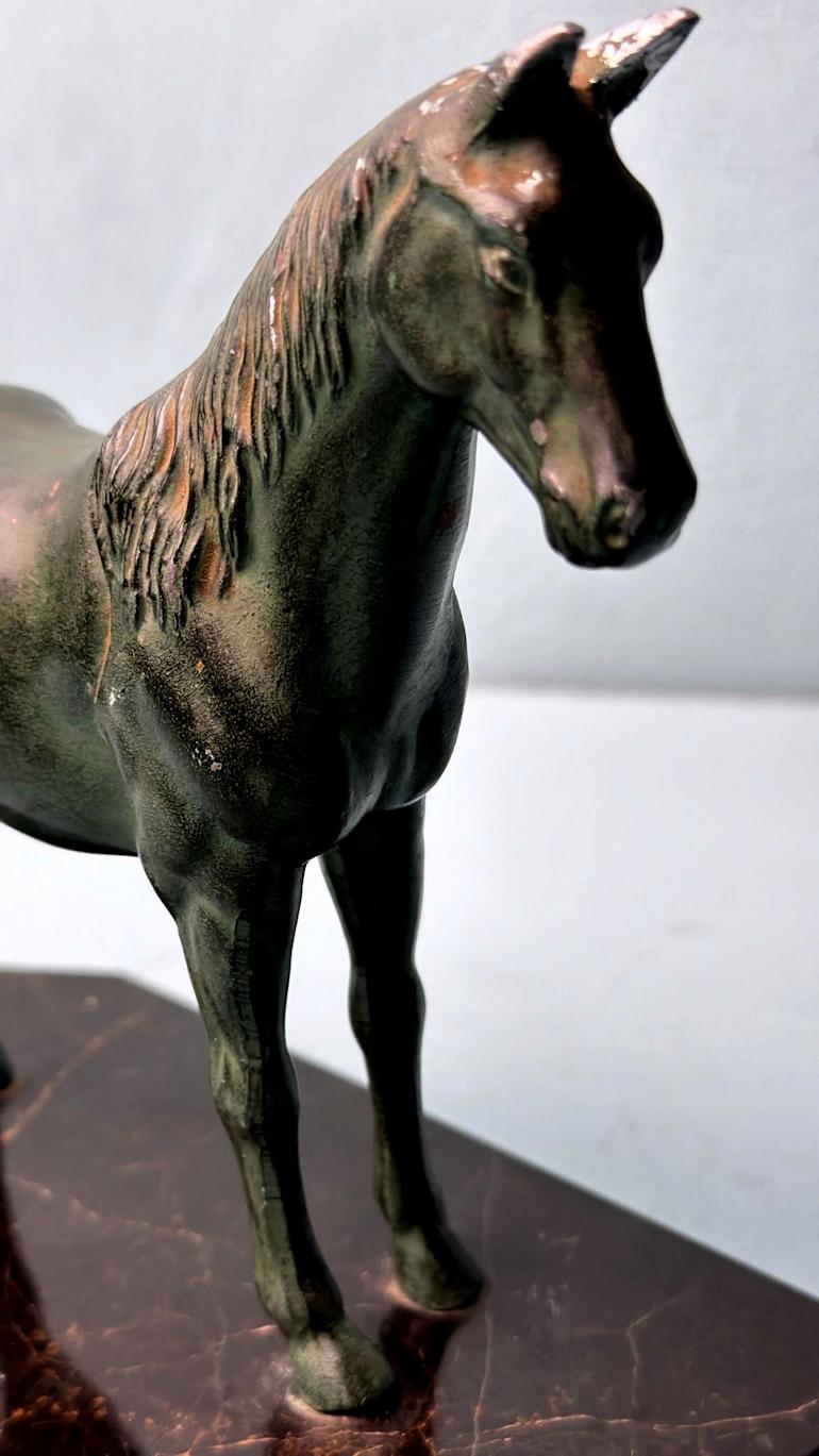 Art Déco - Paire de serre-livres en fer forgé à cheval sur socle en marbre Marquinia 4