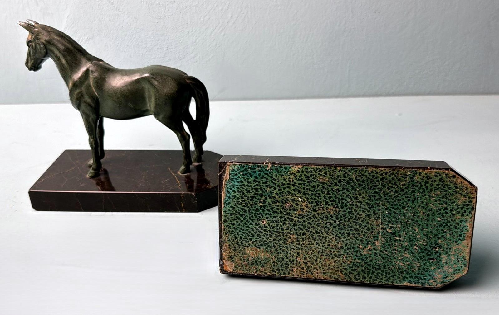 Art Déco - Paire de serre-livres en fer forgé à cheval sur socle en marbre Marquinia 8