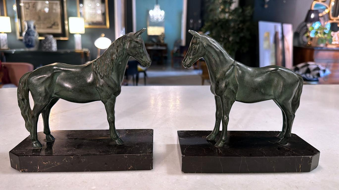 Art Déco - Paire de serre-livres en fer forgé à cheval sur socle en marbre Marquinia 9