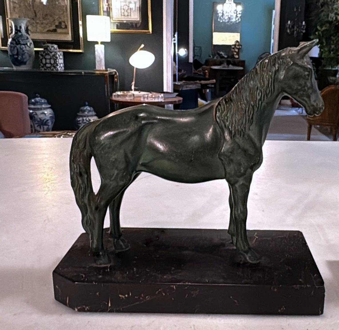 Art Déco - Paire de serre-livres en fer forgé à cheval sur socle en marbre Marquinia 10