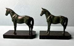 Art Déco - Paire de serre-livres en fer forgé à cheval sur socle en marbre Marquinia