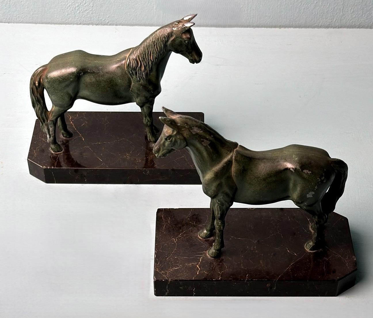Français Art Déco - Paire de serre-livres en fer forgé à cheval sur socle en marbre Marquinia