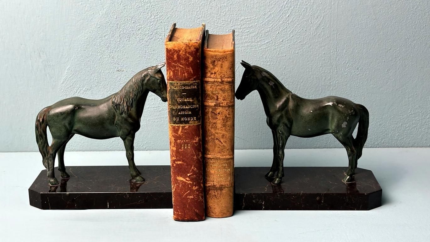 Fait main Art Déco - Paire de serre-livres en fer forgé à cheval sur socle en marbre Marquinia