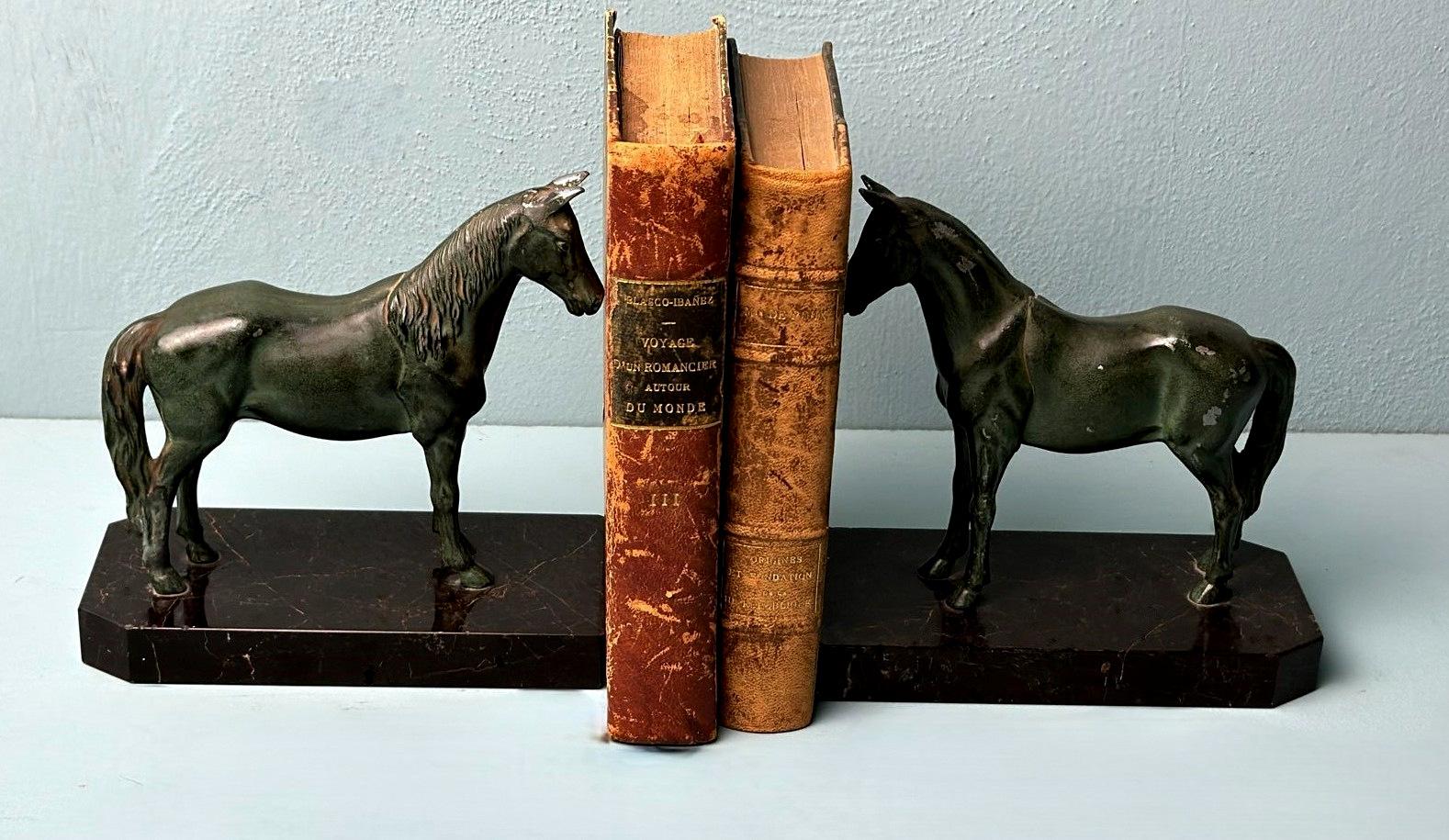 Art Déco - Paire de serre-livres en fer forgé à cheval sur socle en marbre Marquinia Bon état à Prato, Tuscany