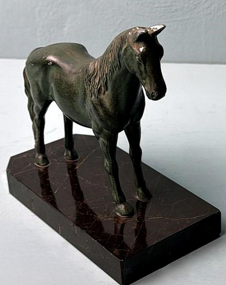 20ième siècle Art Déco - Paire de serre-livres en fer forgé à cheval sur socle en marbre Marquinia