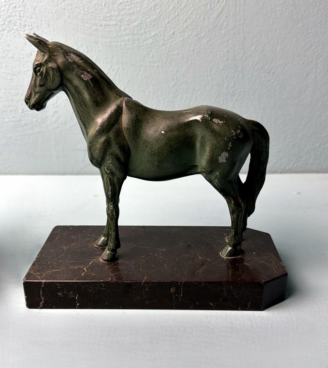 Zinc brut Art Déco - Paire de serre-livres en fer forgé à cheval sur socle en marbre Marquinia