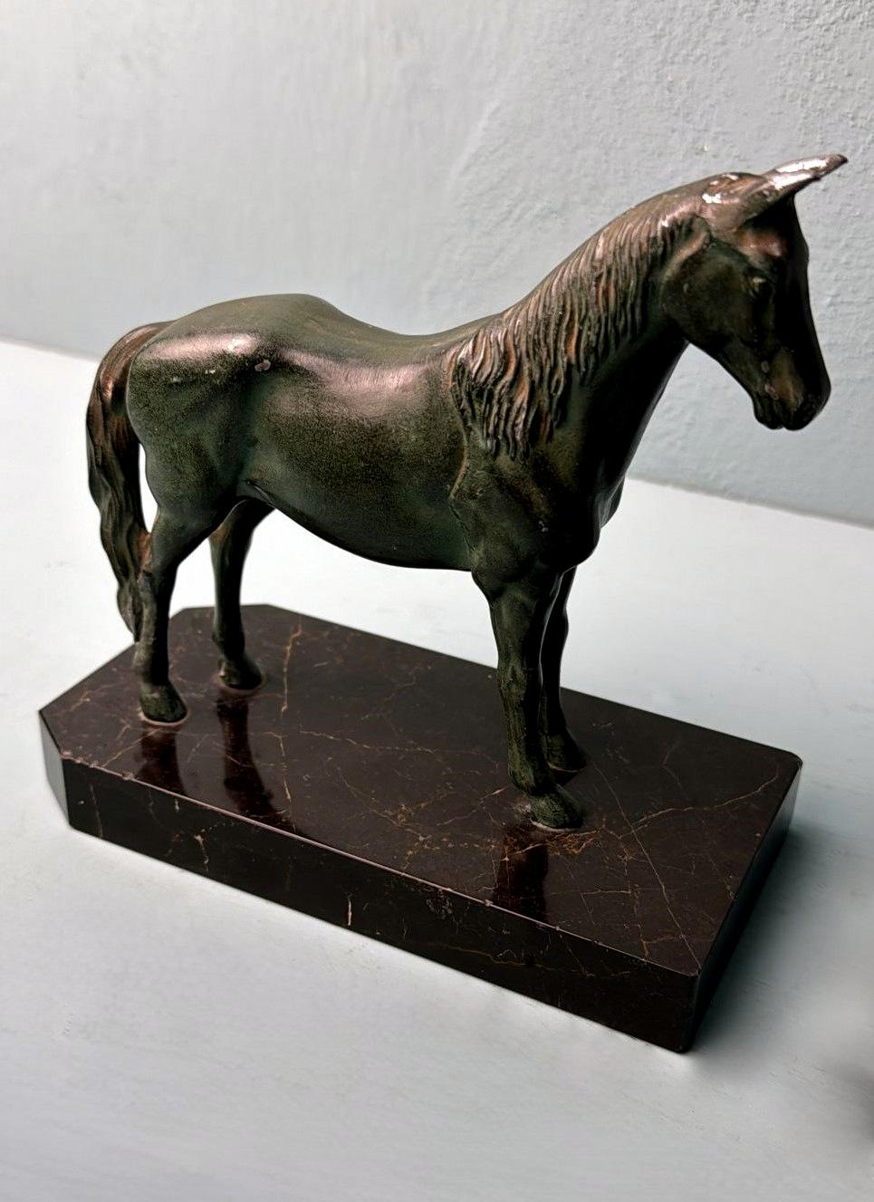Art Déco - Paire de serre-livres en fer forgé à cheval sur socle en marbre Marquinia 1