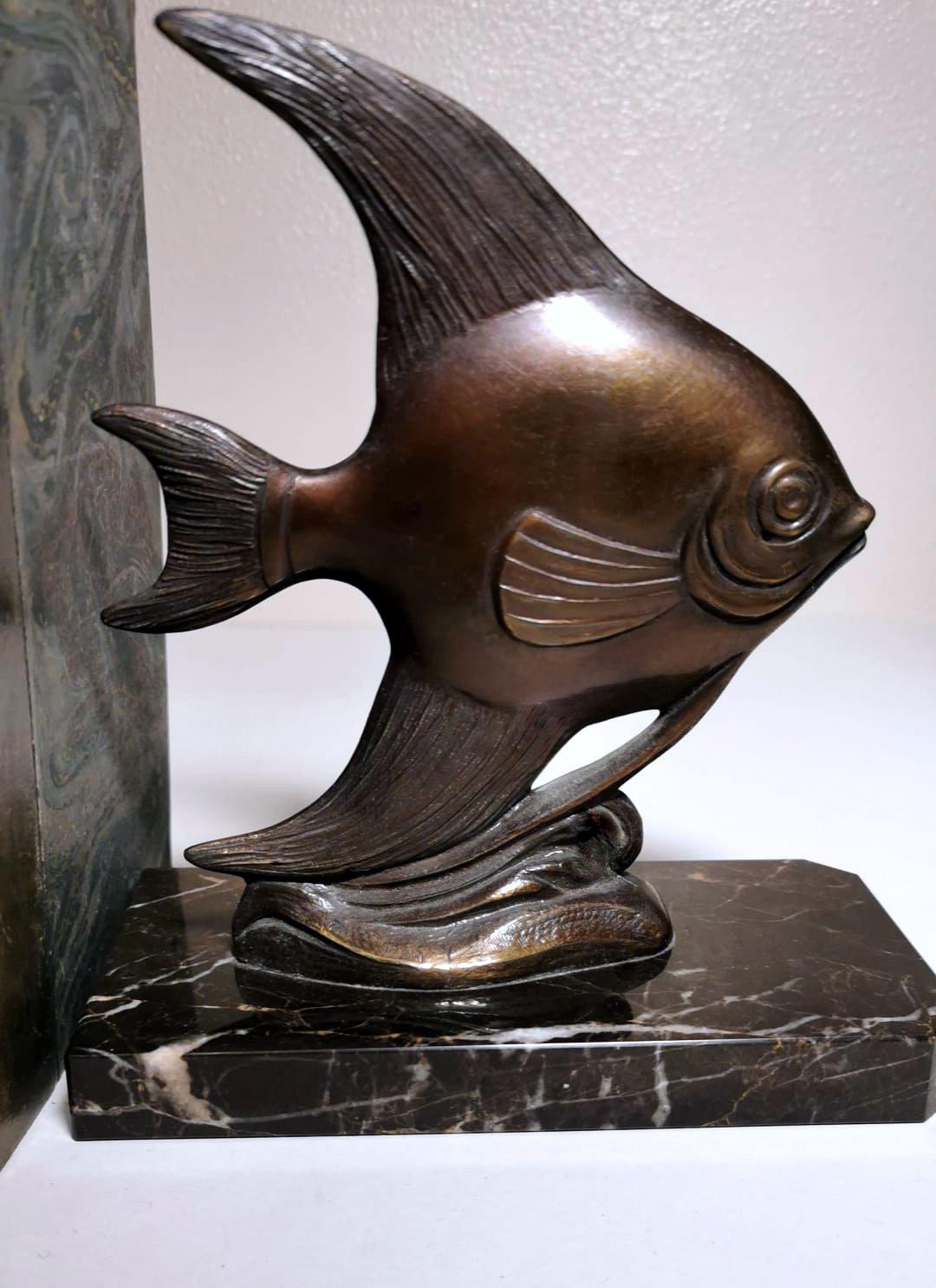 Art Deco Pair of French Spelter Bookends in Fish Shape and Marquinia Marble Base For Sale 5